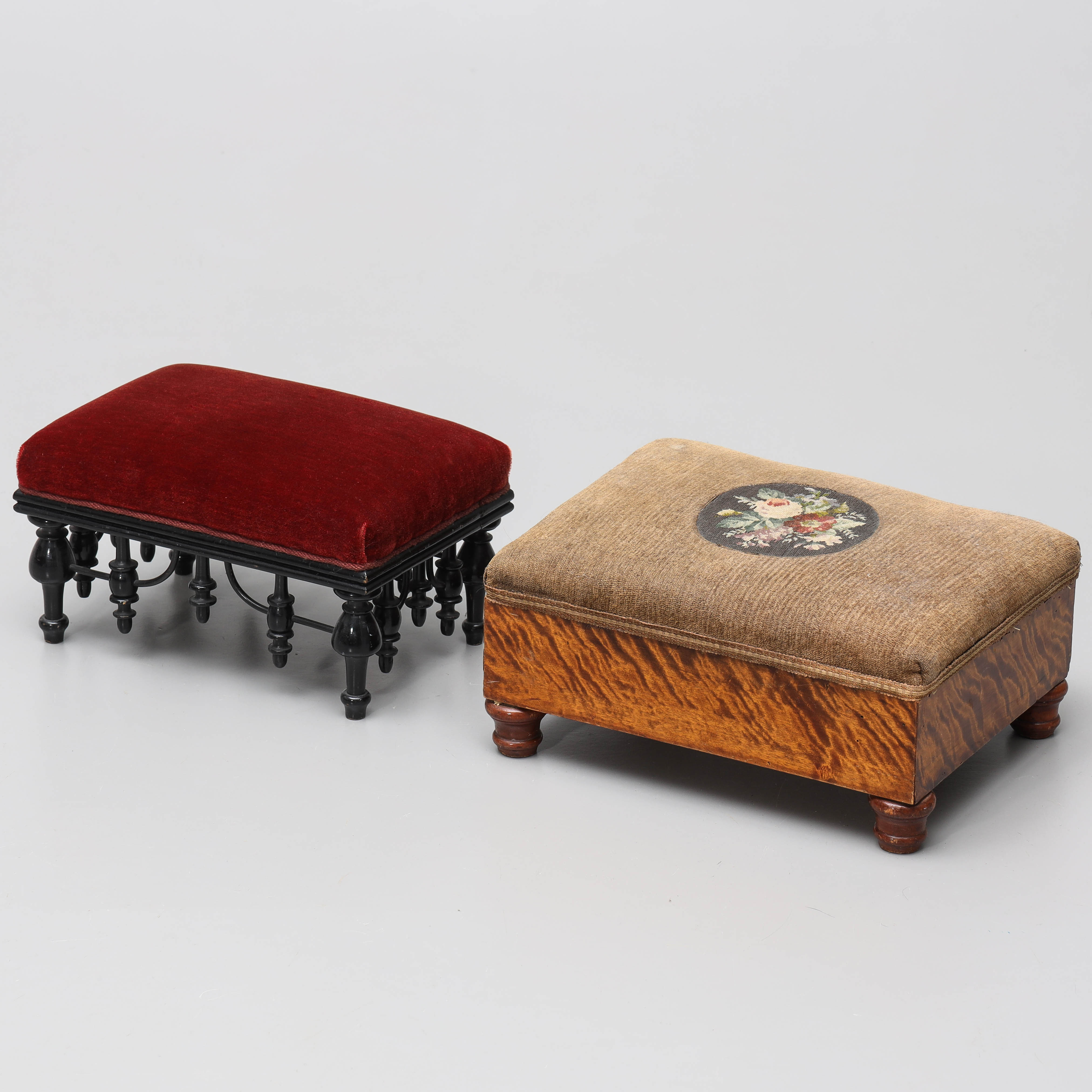 FOTPALLAR, 2 st, stoppad dyna, 1900-talets första hälft.