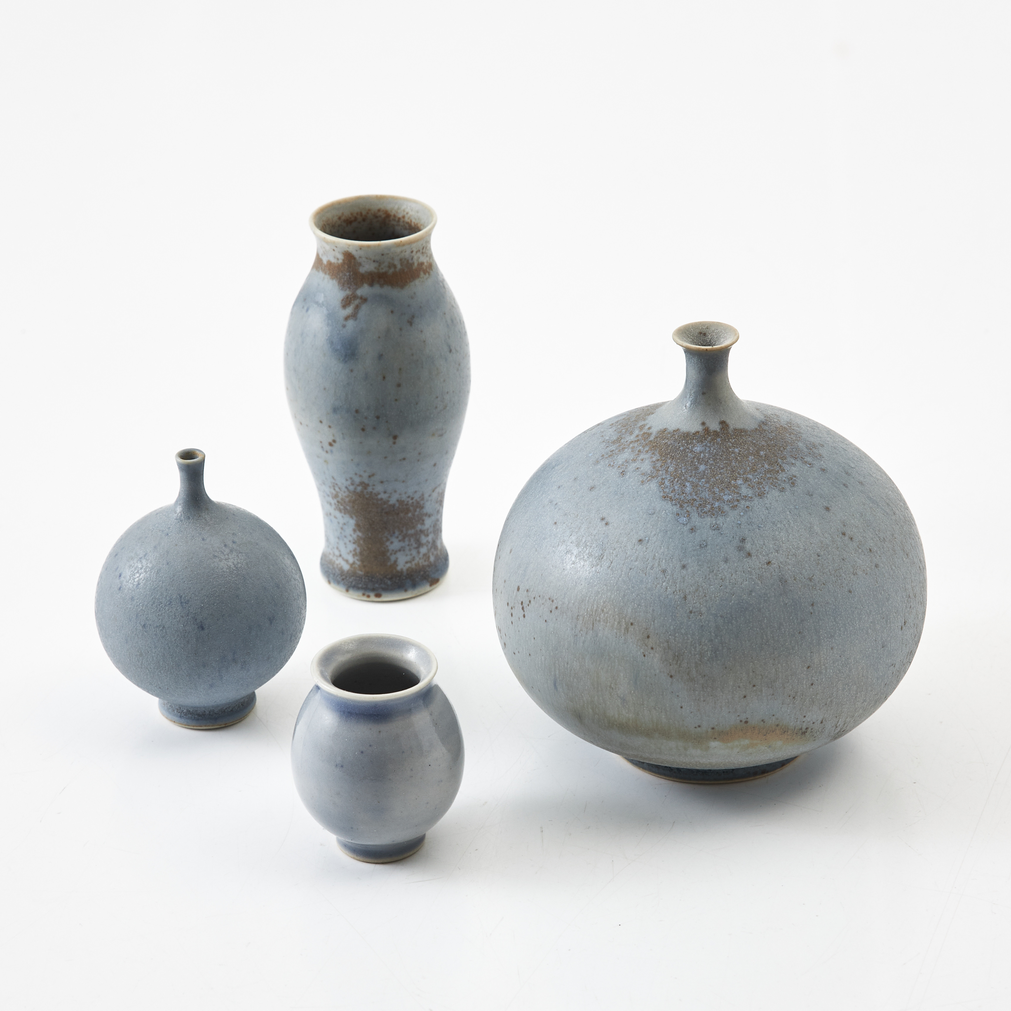 VIVI CALISSENDORFF. Vaser, 2000-tal, stengods, signerade, egen ateljé.