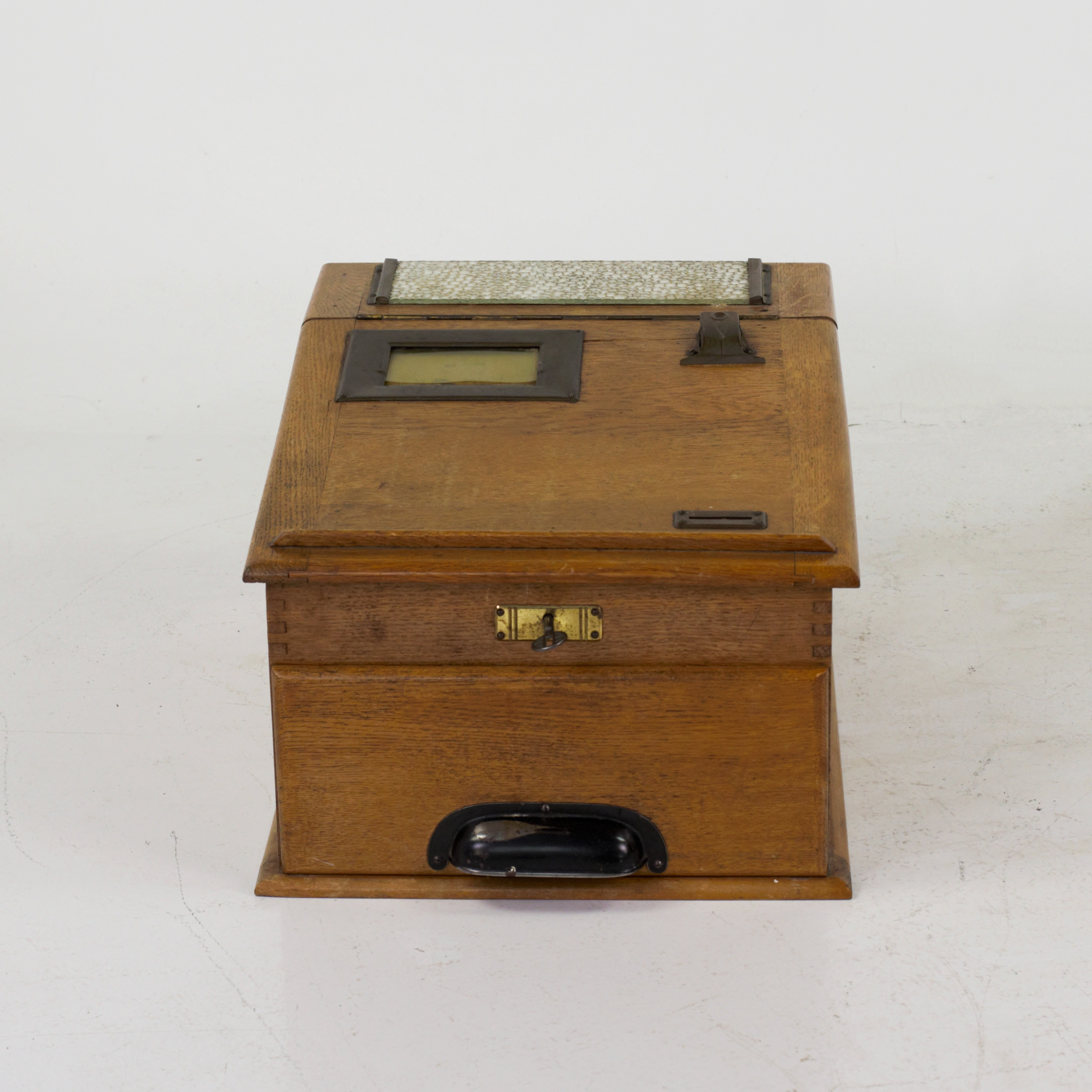 KASSAAPPARAT, ek, mässingsplakett "Kassa", tidigt 1900-tal.