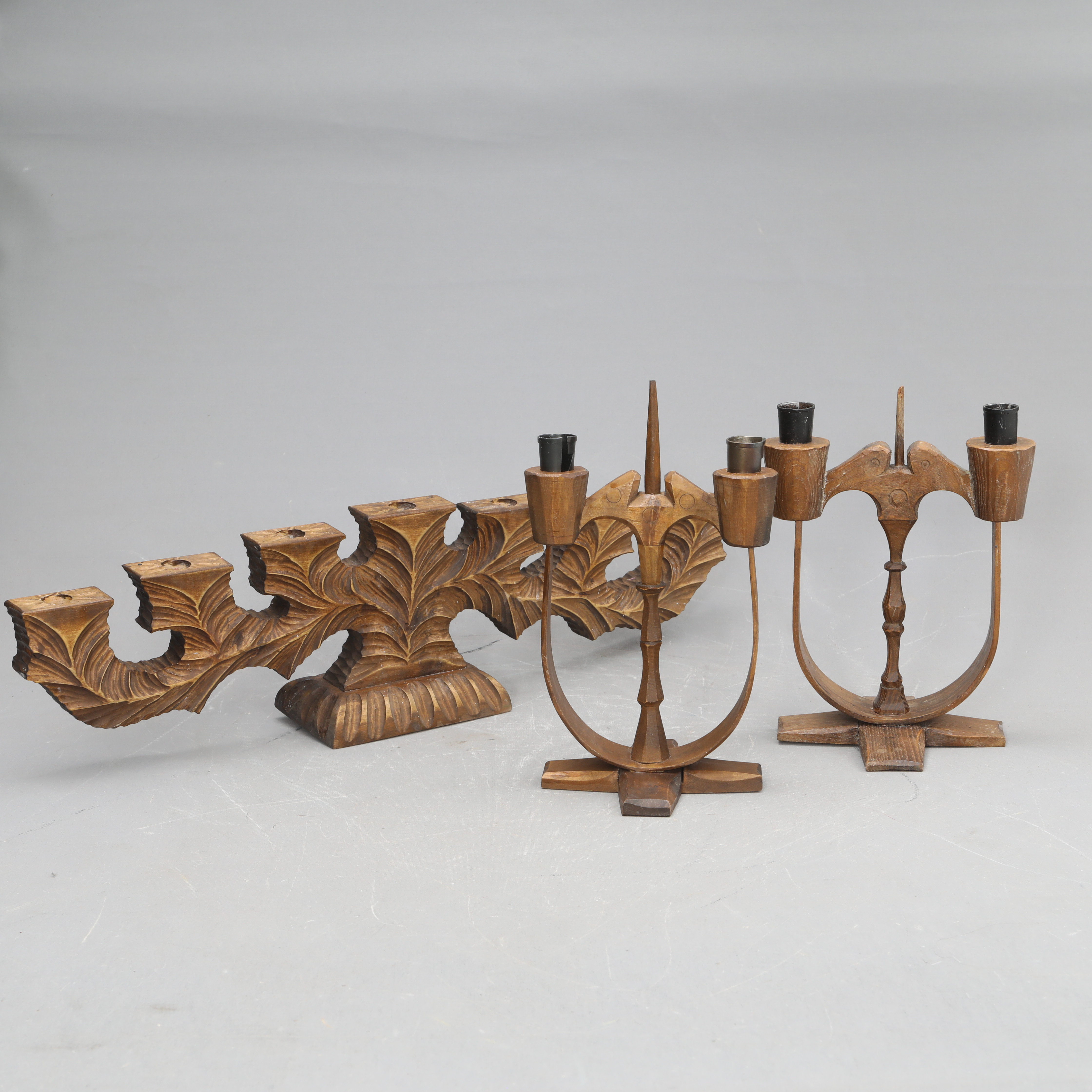 LJUSSTAKAR, 3 stycken, bl. a Teserudsstakar, trä.