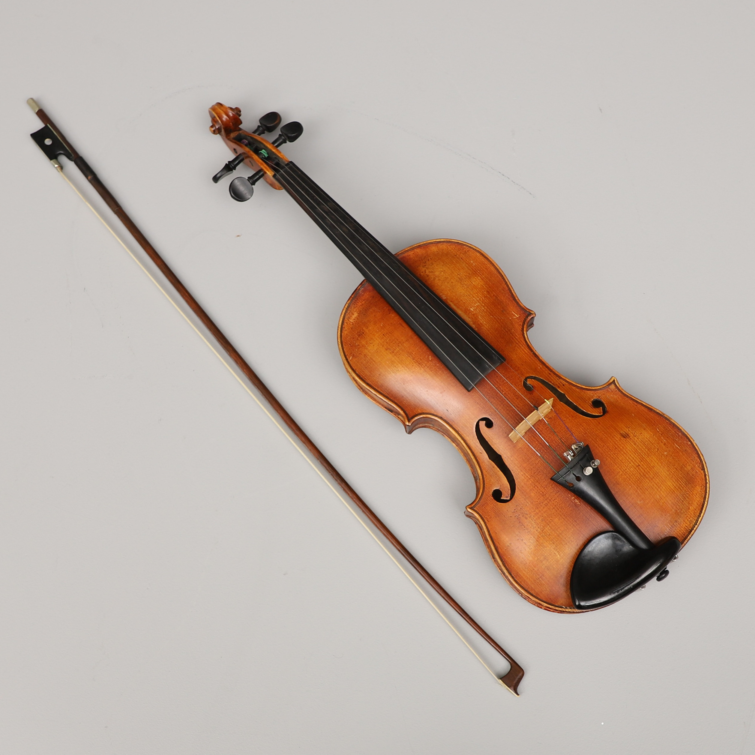 FIOL, signerad Karl Hollub, Mittenwald, 1890, med osignerad stråke.