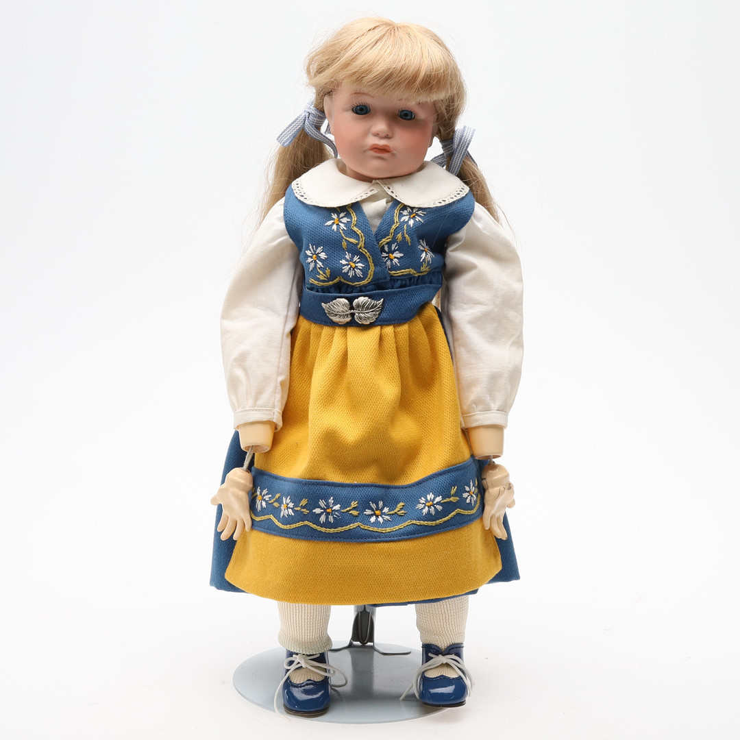 DOCKA med FOLKDRÄKT, Trä med porslinshuvud.