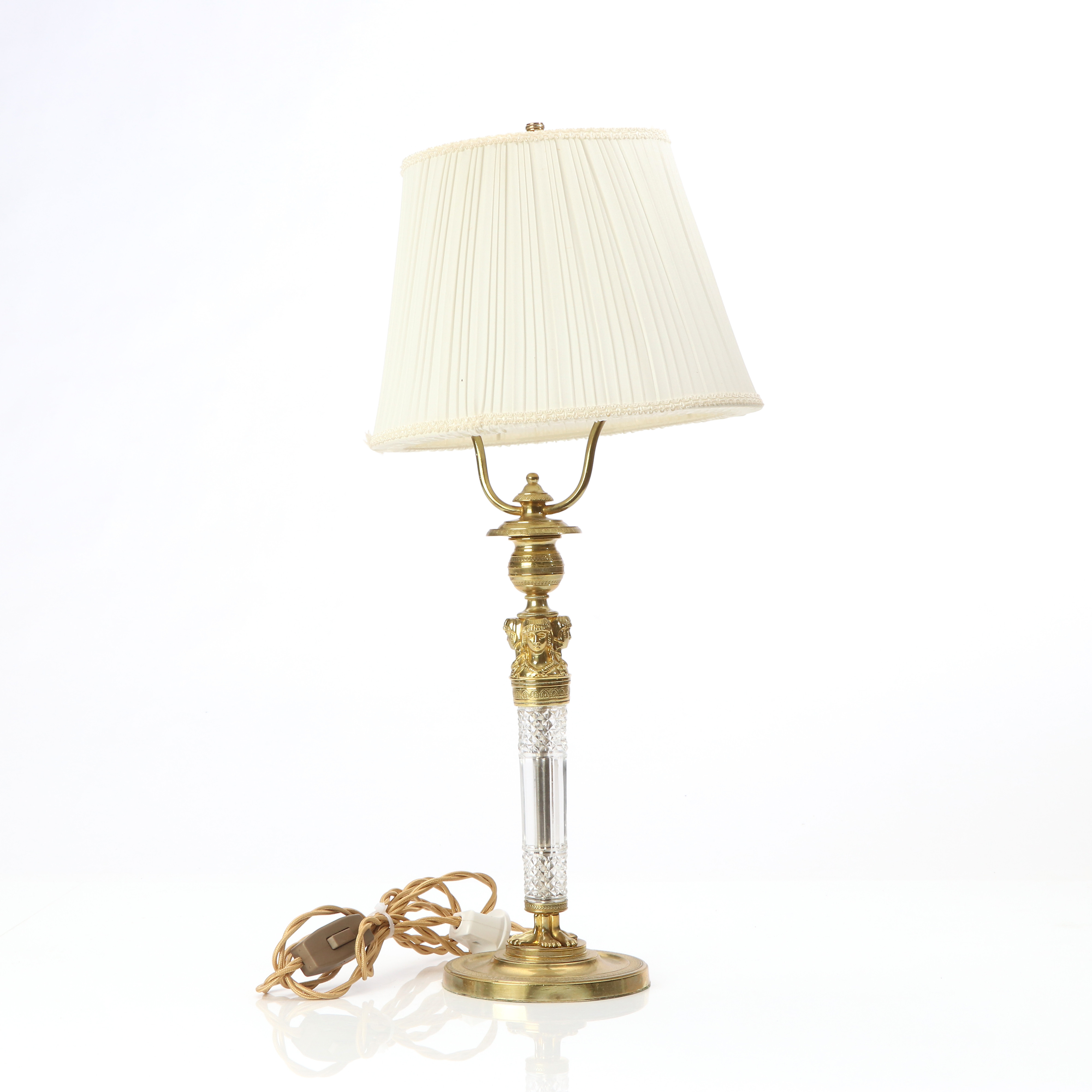 BORDSLAMPA. Mässing och glas. Empirestil. I form av ljusstake.