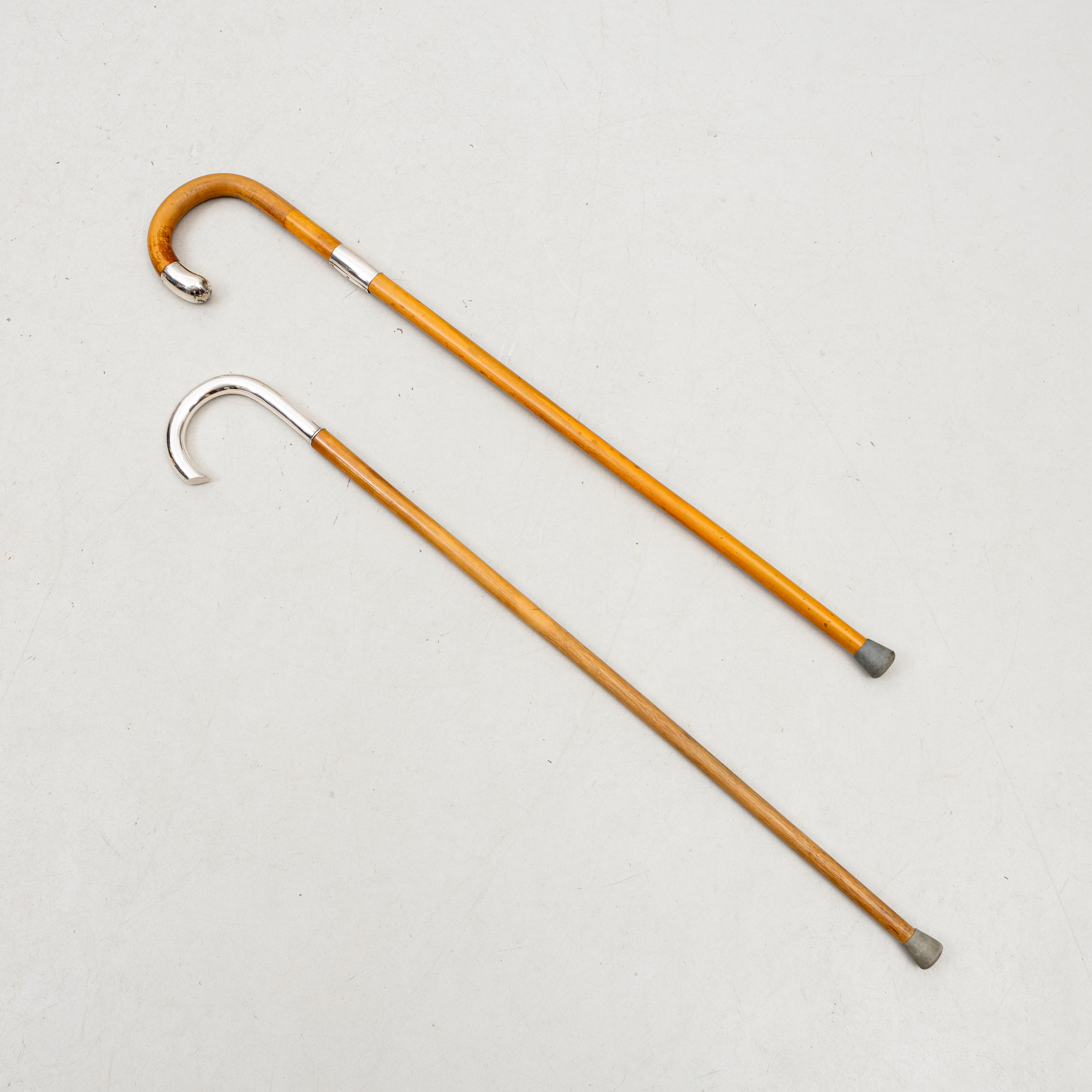 KÄPPAR, 2 st, spanskrör med silverkrycka, 1920.