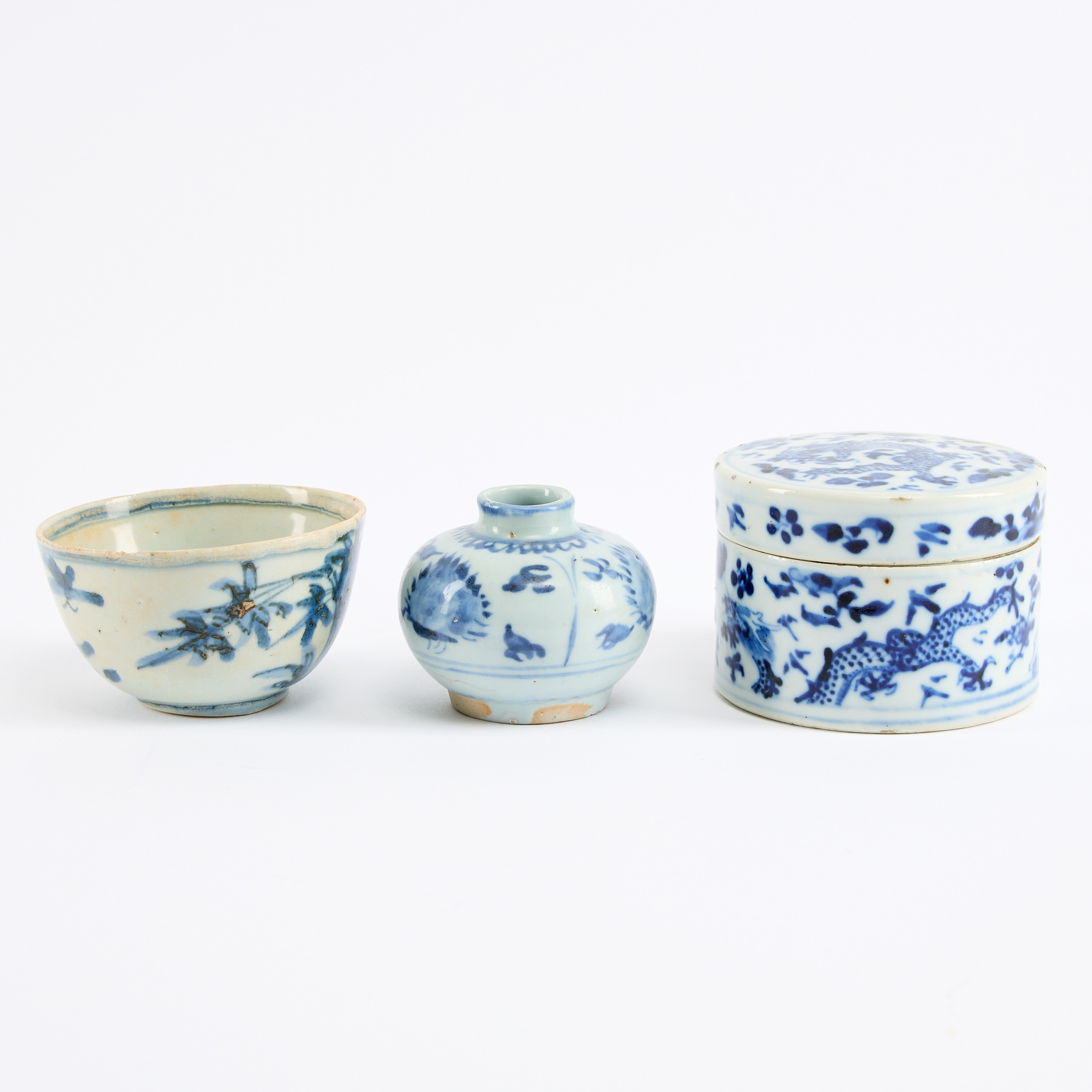 SAMLING PORSLIN, 3 delar, Kina. Porslin, dekor i underglasyr blått.