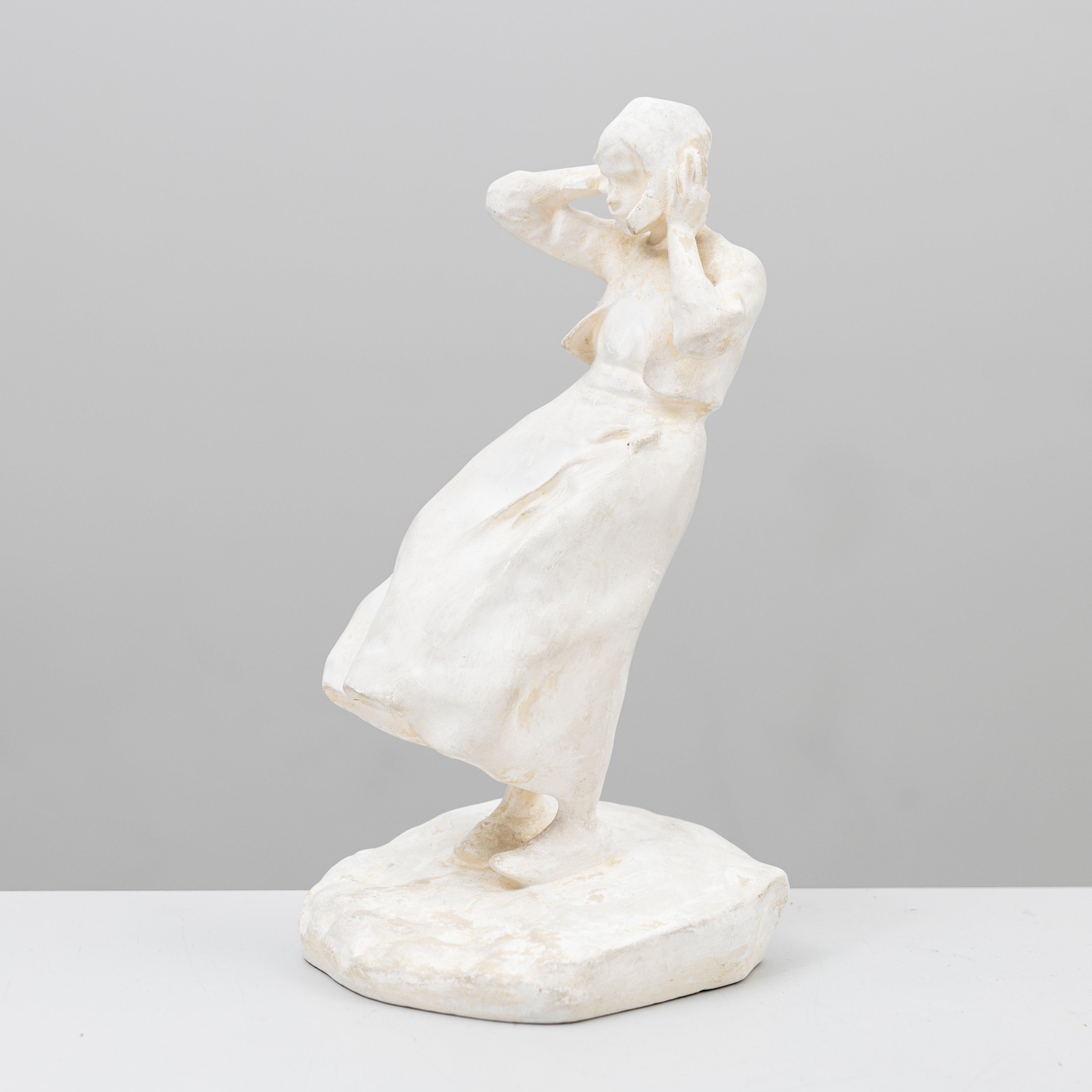 RUTH MILLES. Skulptur, "Flicka i Blåst", gips, signerad.