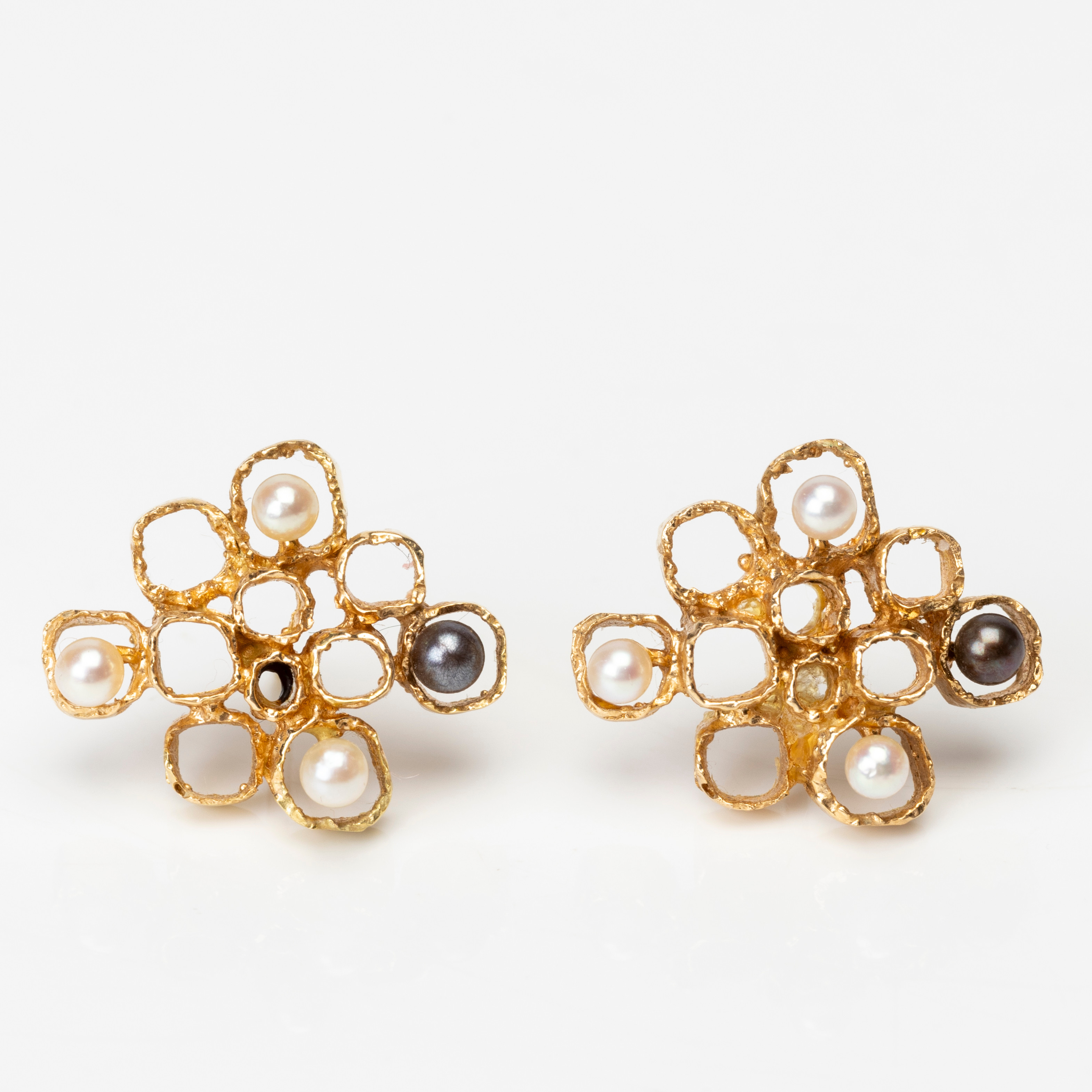 ÖRHÄNGEN 1 par, 18K guld med odlade pärlor, 1900-/2000-tal.