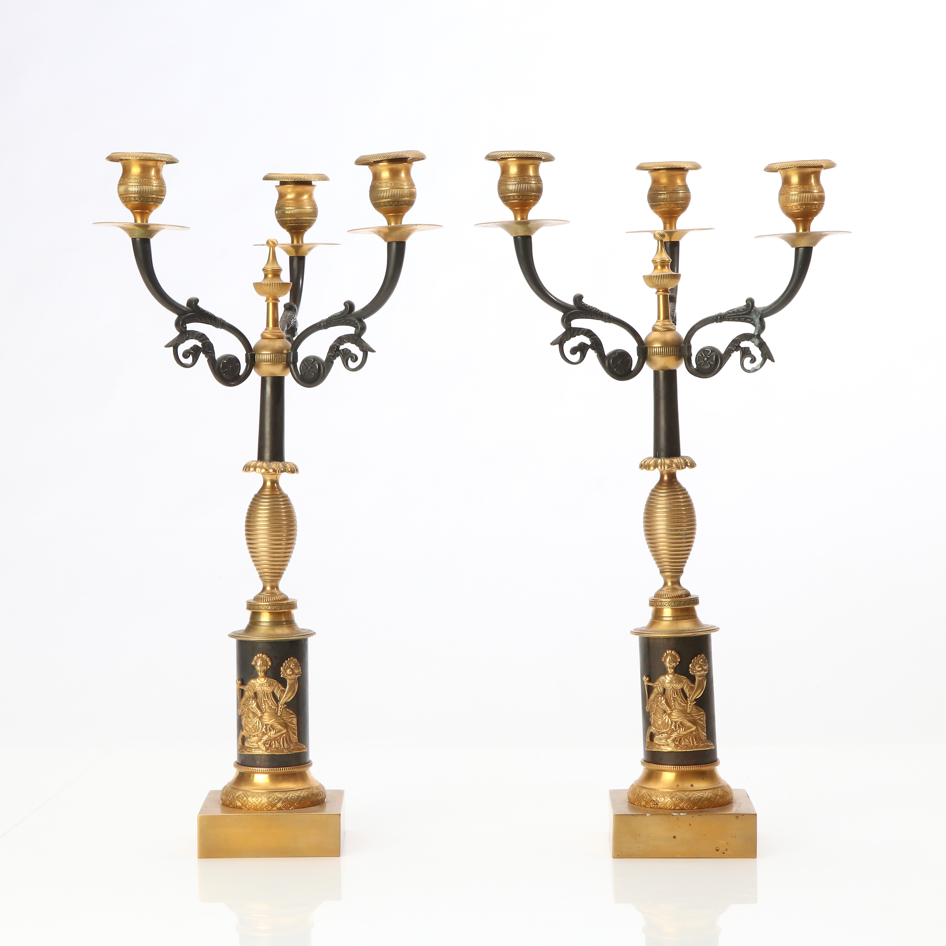 KANDELABRAR, ETT PAR. Förgylld och patinerad brons. Senempire, 1800-tal.