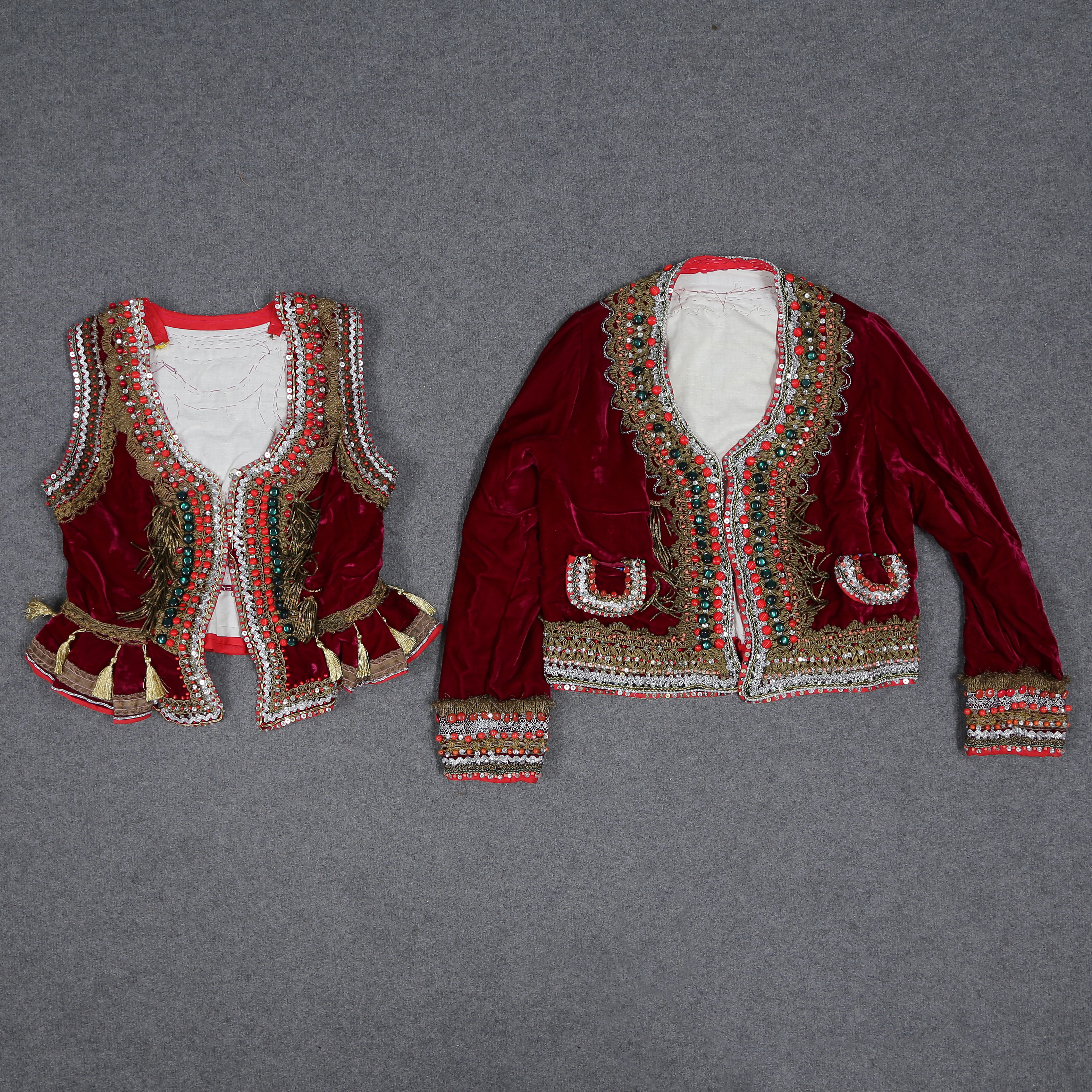 ÖVERDEL SAMT LIVSTYCKE TILL FOLKDRÄKT, KRAKOW POLEN, 1900-TAL.