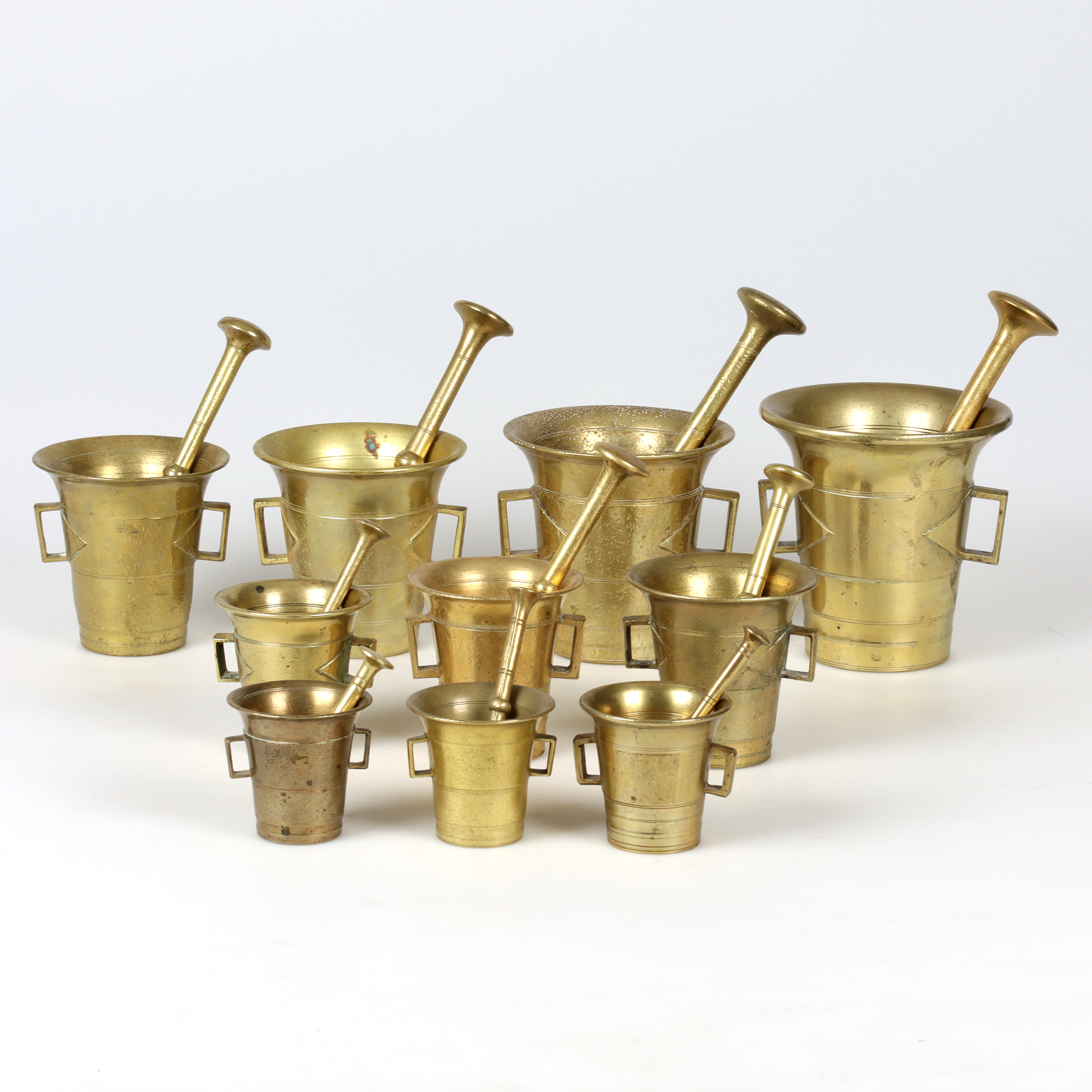 MORTLAR med STÖTAR, 10 st, mässing, bl.a. Sundsvalls metallfabriker, 1900-tal.