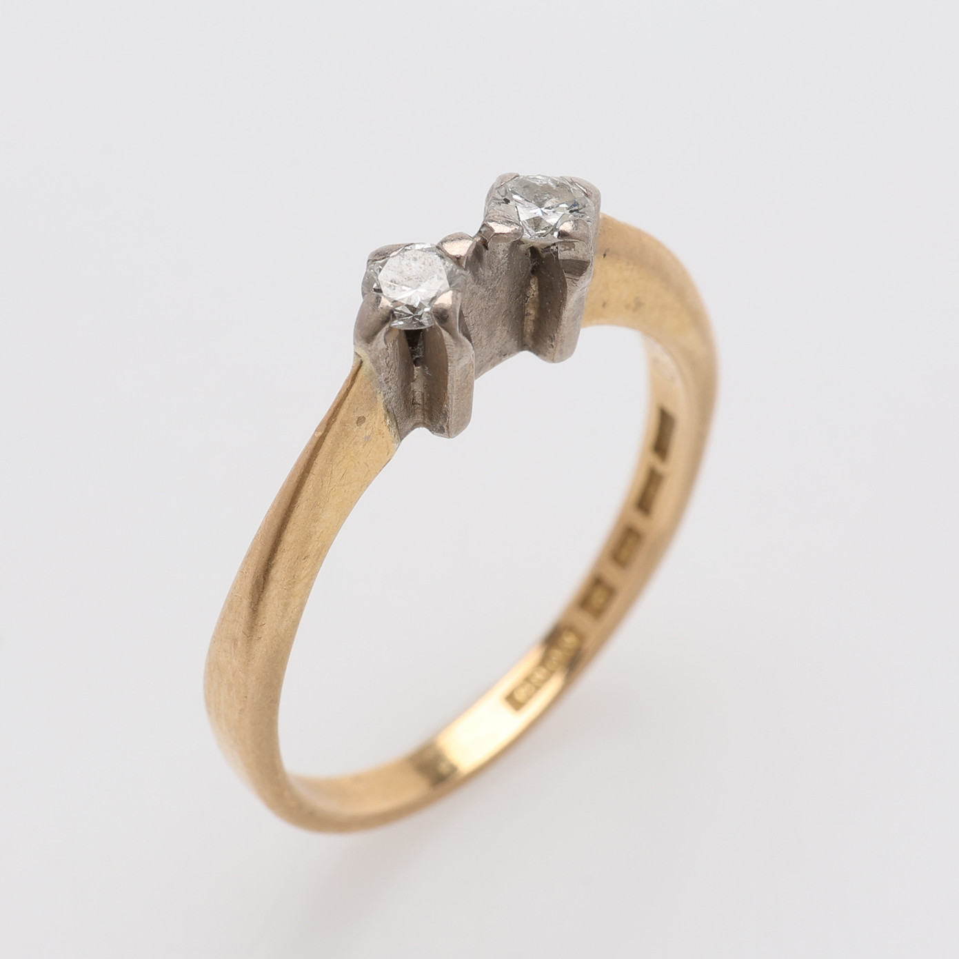 RING 18K MED 2 BRILJANTER 0,20 CT TOTALT.