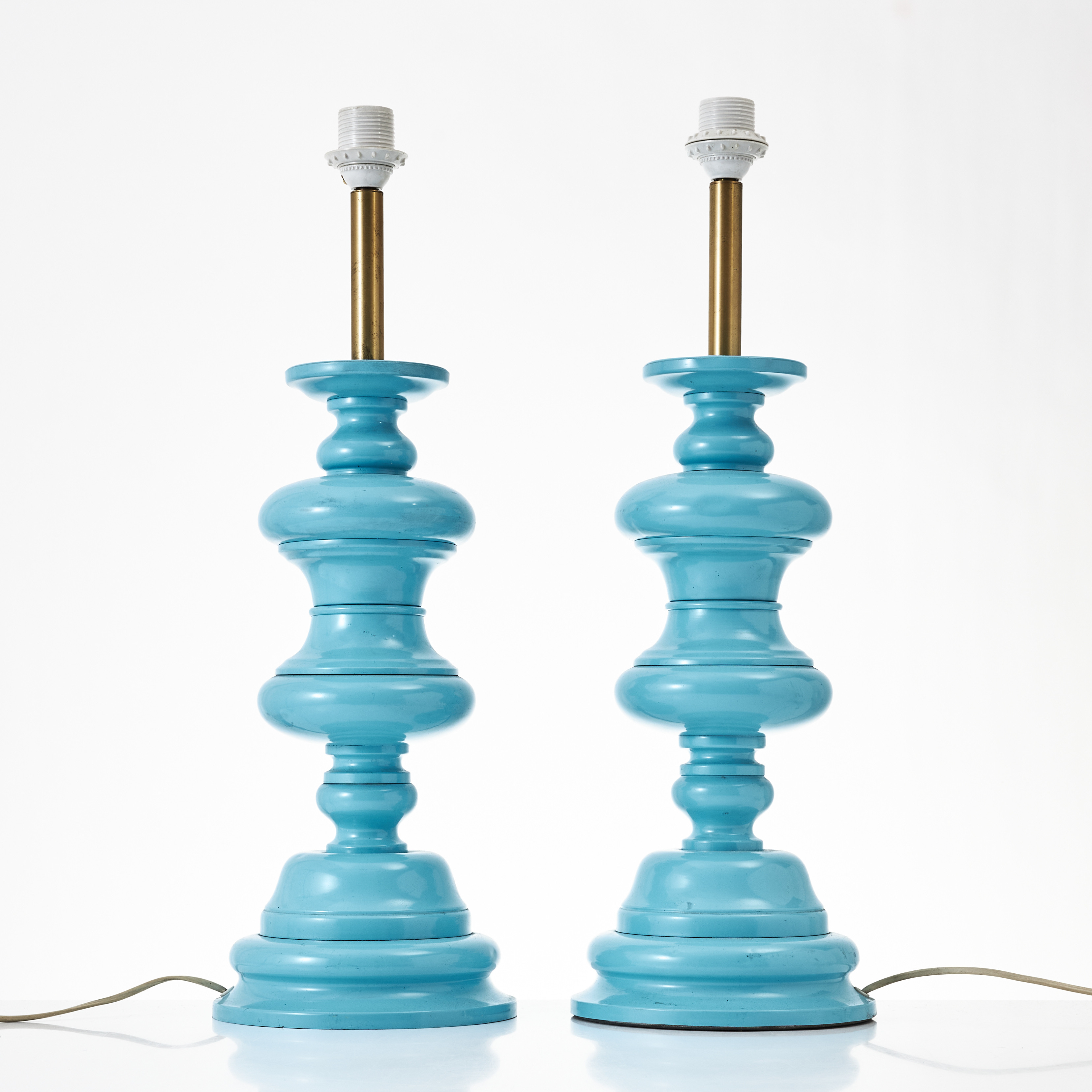 NORDISKA KOMPANIET, bordslampor, 1 par, 1970-tal, lackerad metall, etikettmärkning NK 100-3.