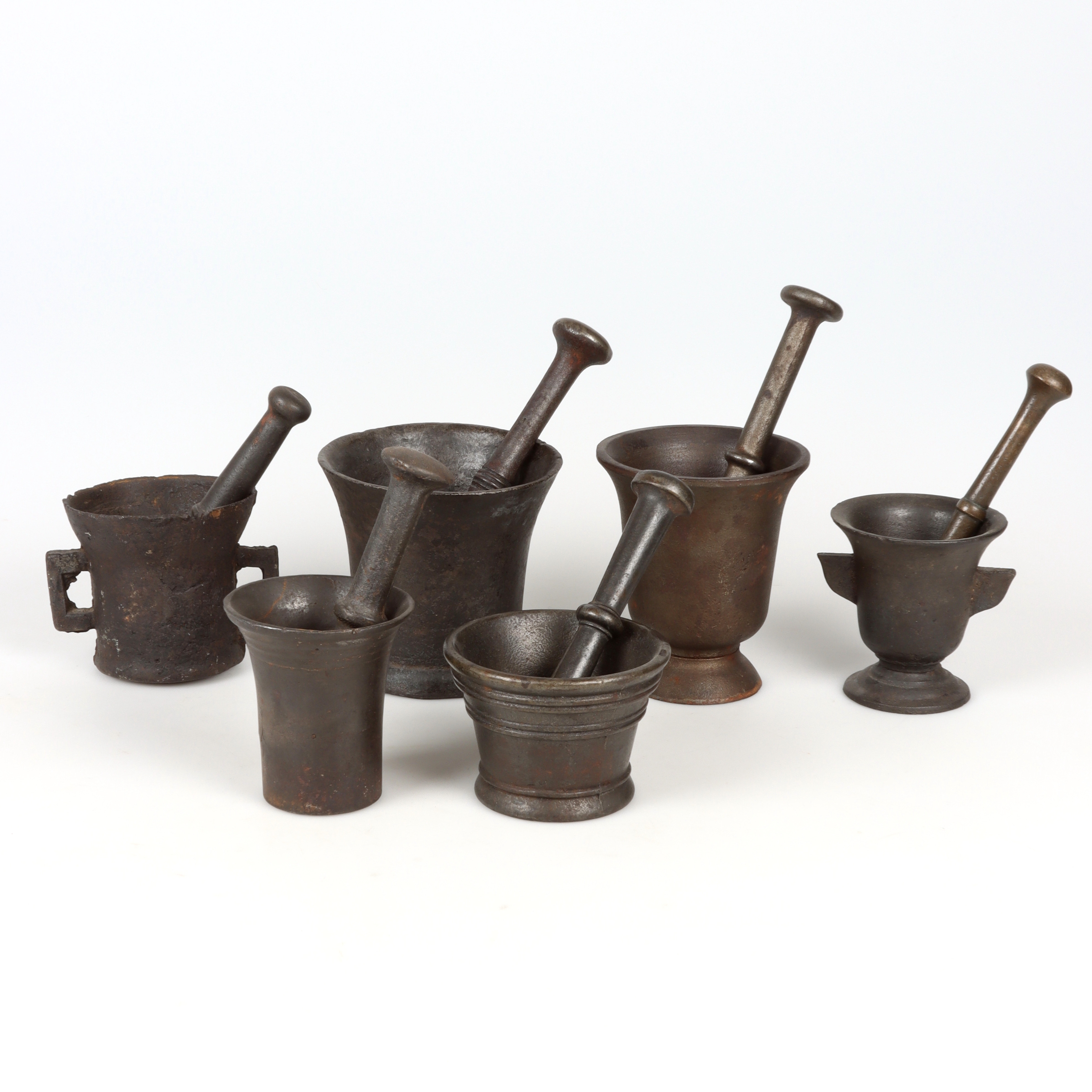 MORTLAR med STÖT, 6 st, gjutjärn, 1900-tal.