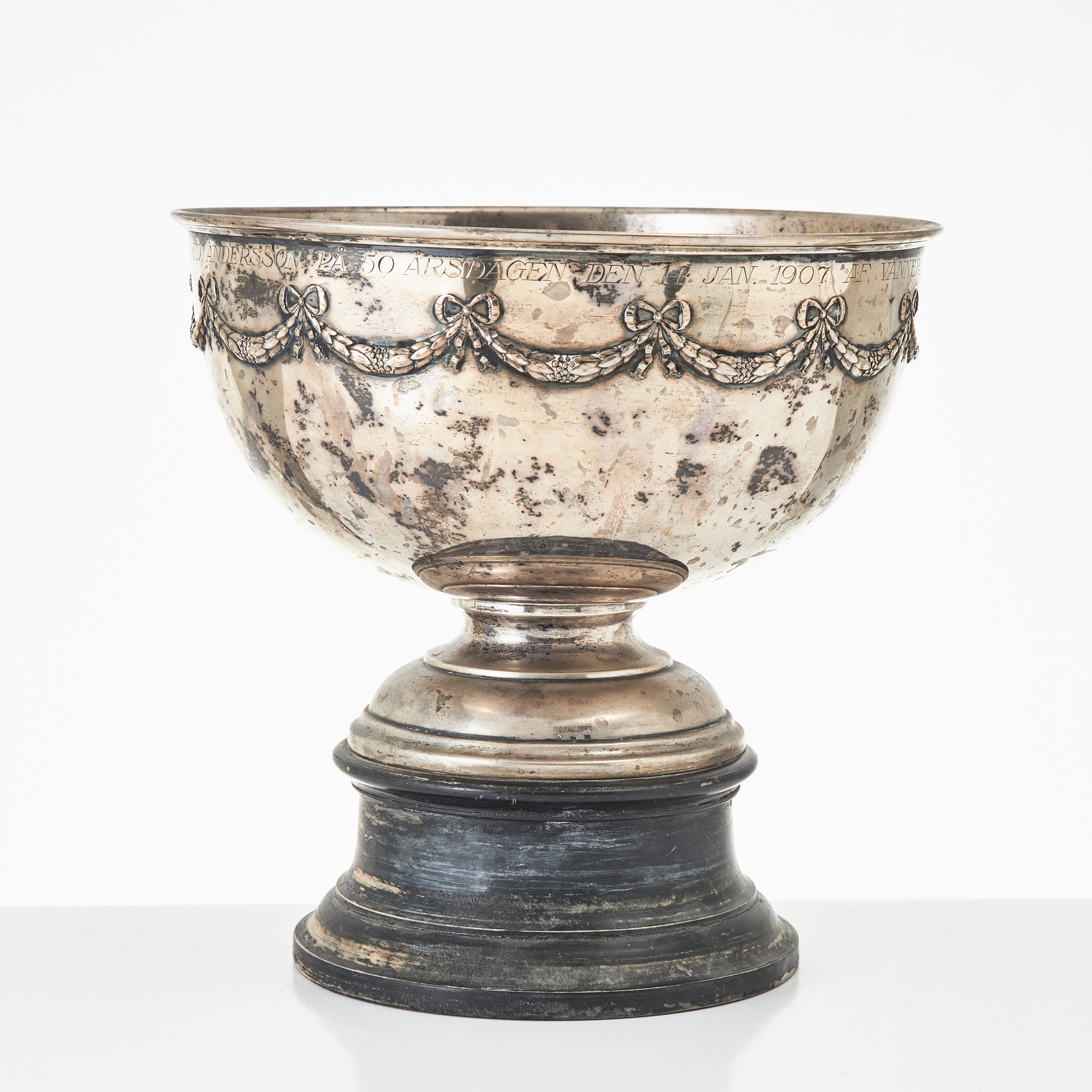 SKÅL på fot, silver, C.G Hallberg Stockholm 1906, dekor i relief av girland med rosetter, på svärtad träsockel.