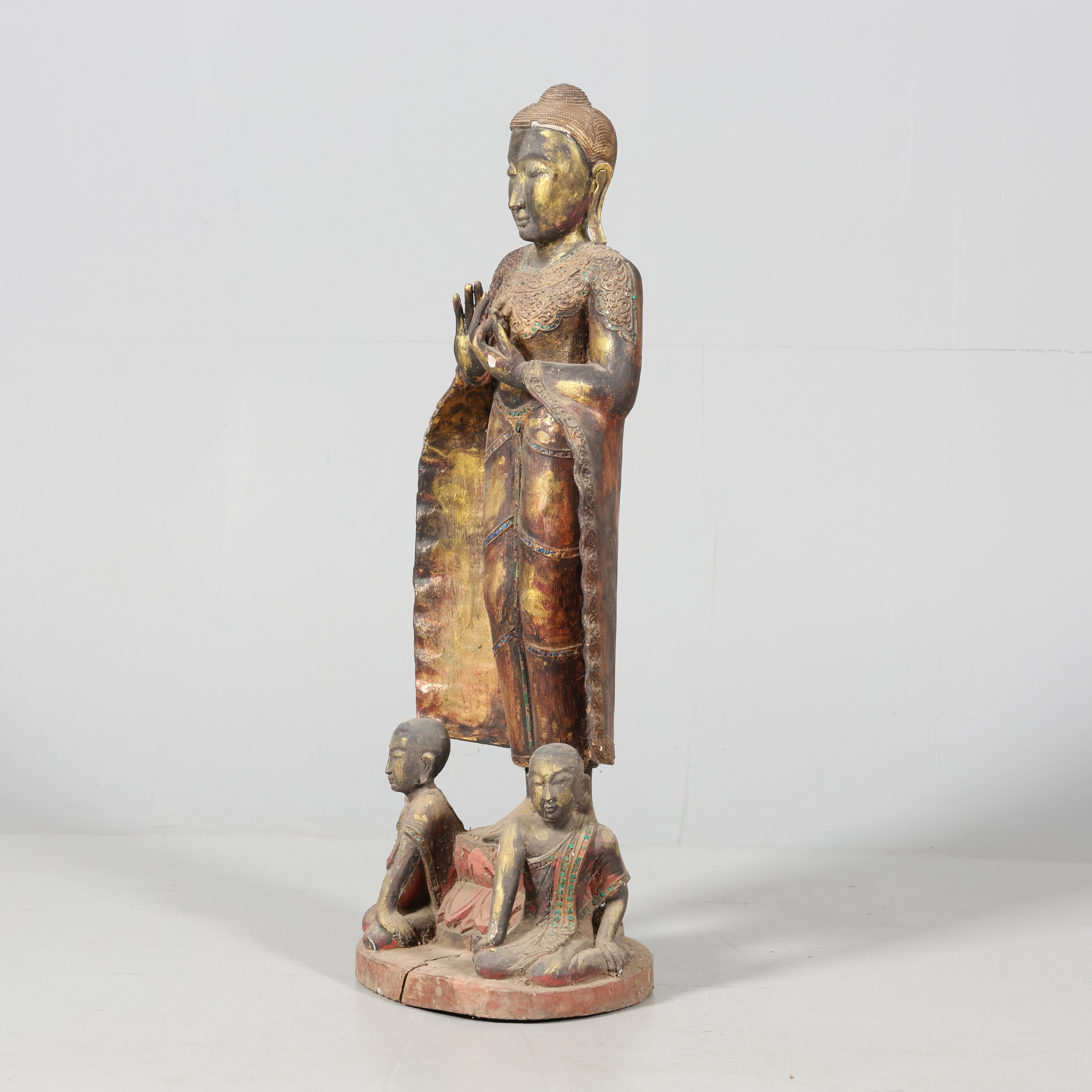 SKULPTUR, Buddhafigur, bemålat trä, asiatisk.