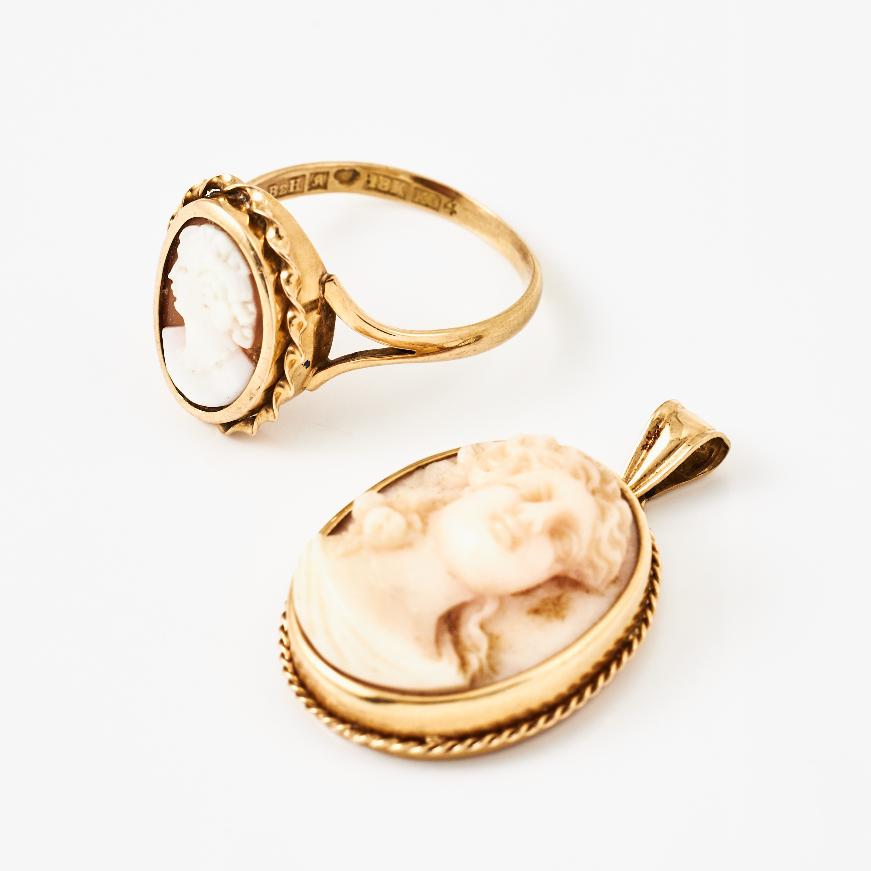 RING, HÄNGE, 18 k guld, med kamé skuren i snäckskal, Bengt Hallberg Guldvarufirma, Köping 1960 respektive Hallberg Guldvarufabrik Hovjuv Cu, Köping 1959.