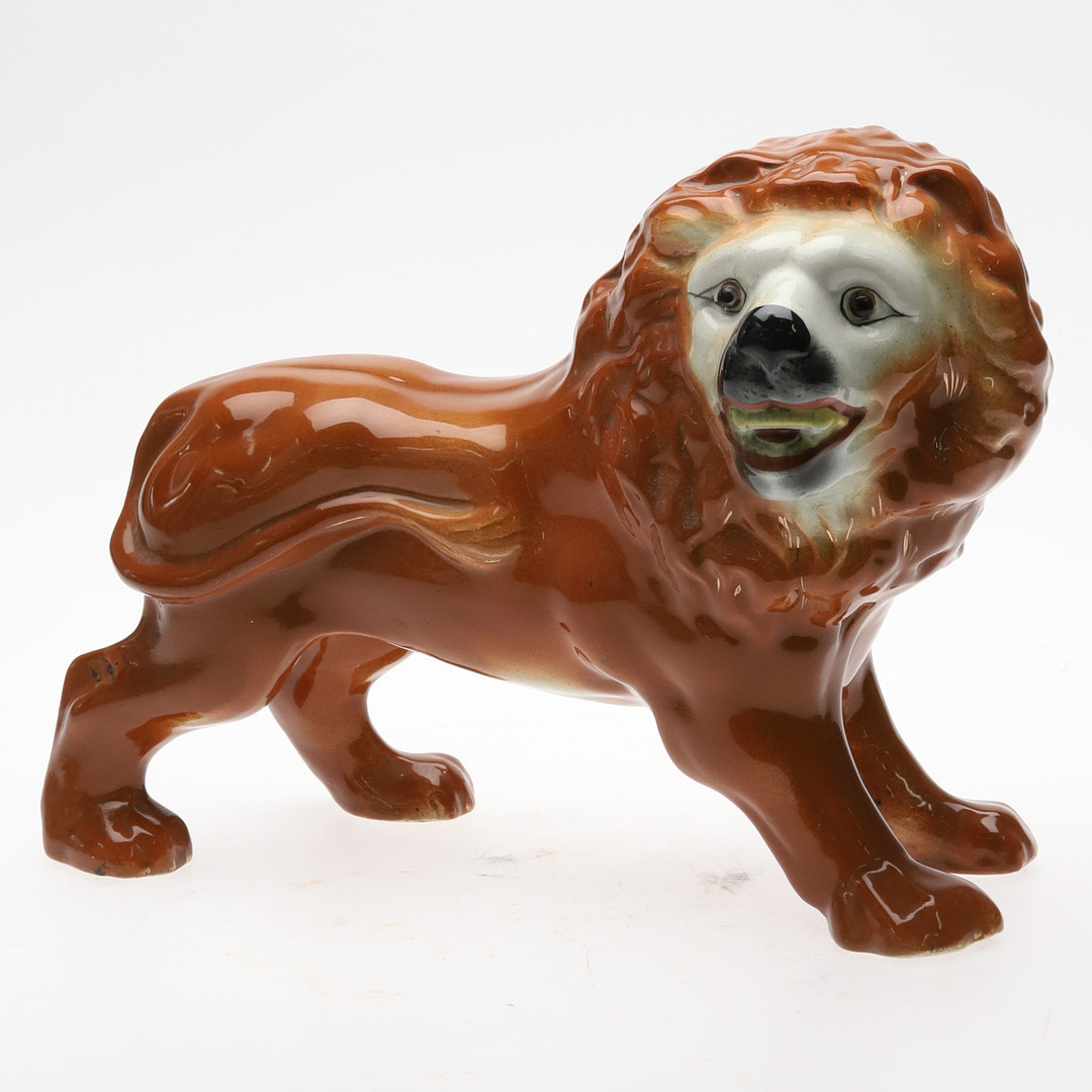 FIGURIN. Porslin, Lejon med ögon i glas, Staffordshire, tidigt 1900-tal.
