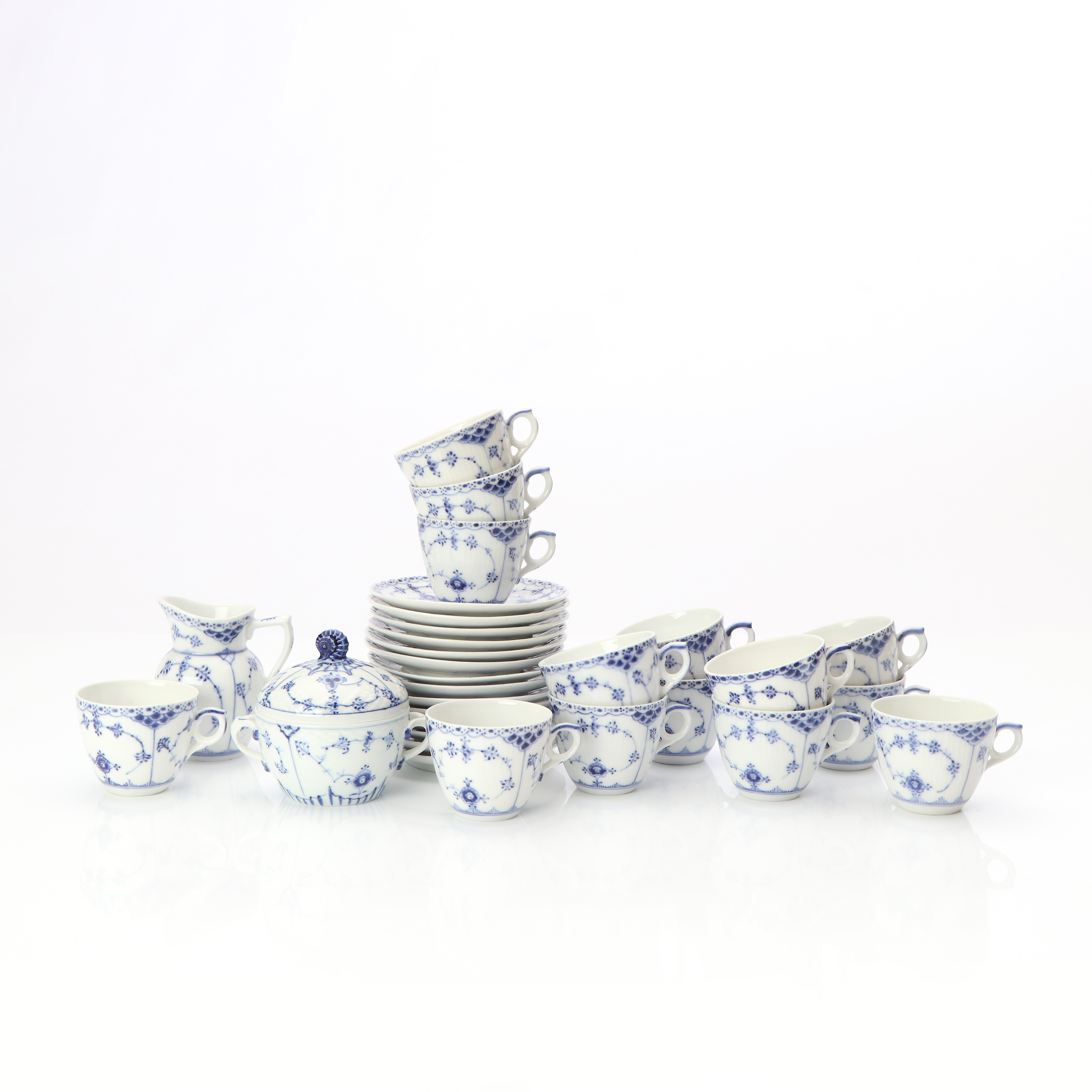 MUSSELMALET, KAFFESERVIS, 16 DELAR. Royal Copenhagen, Danmark.