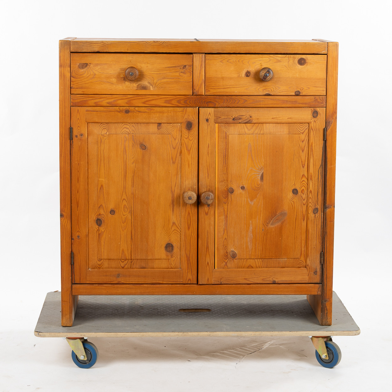 BYRÅ, 1970-tal, massiv furu med dekor av järnspikar.