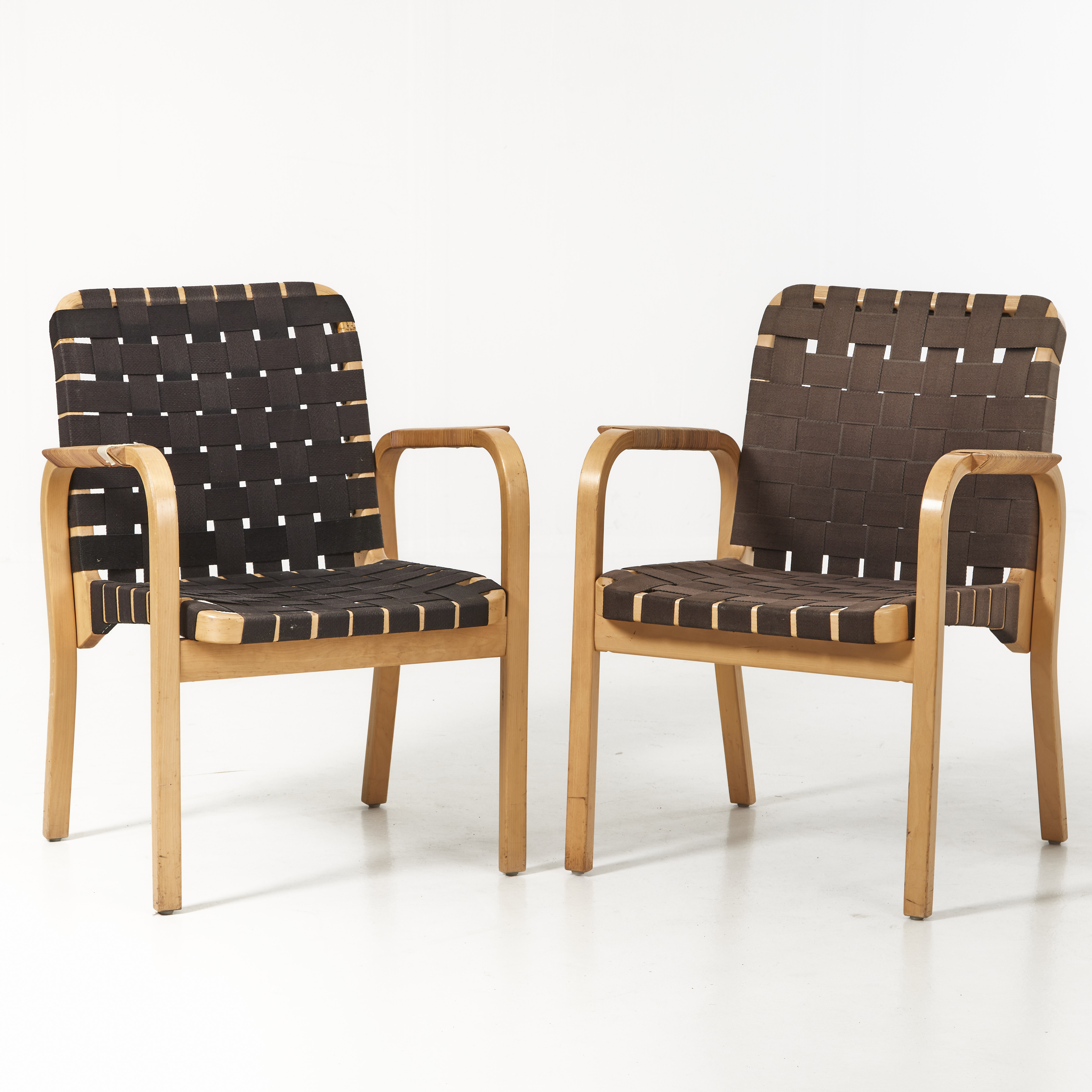 ALVAR AALTO (1898-1976). Stolar, ett par, formpressad björk, sadelduk, modell 45, Artek, Finland.