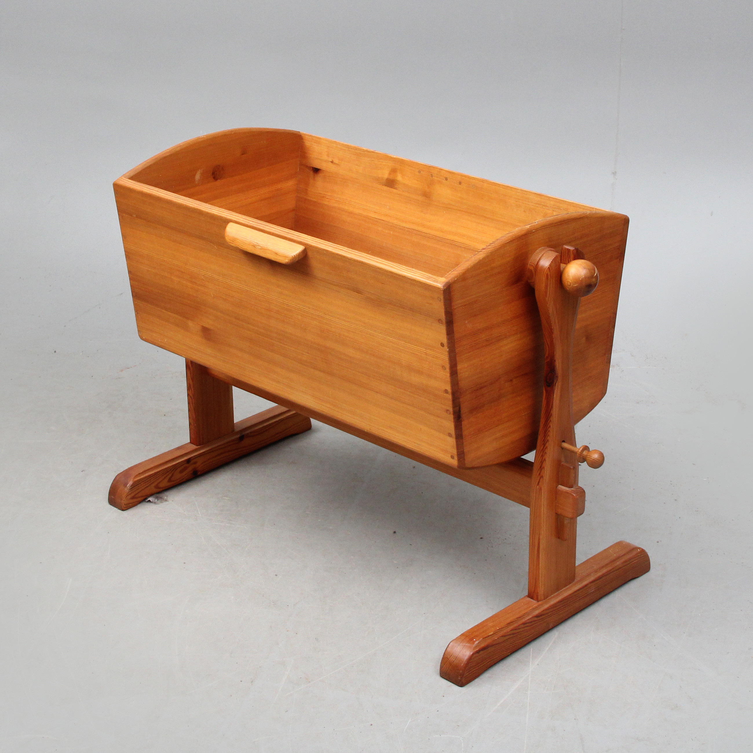 VAGGA i ställning, trä, brännsignerad Capellagården.