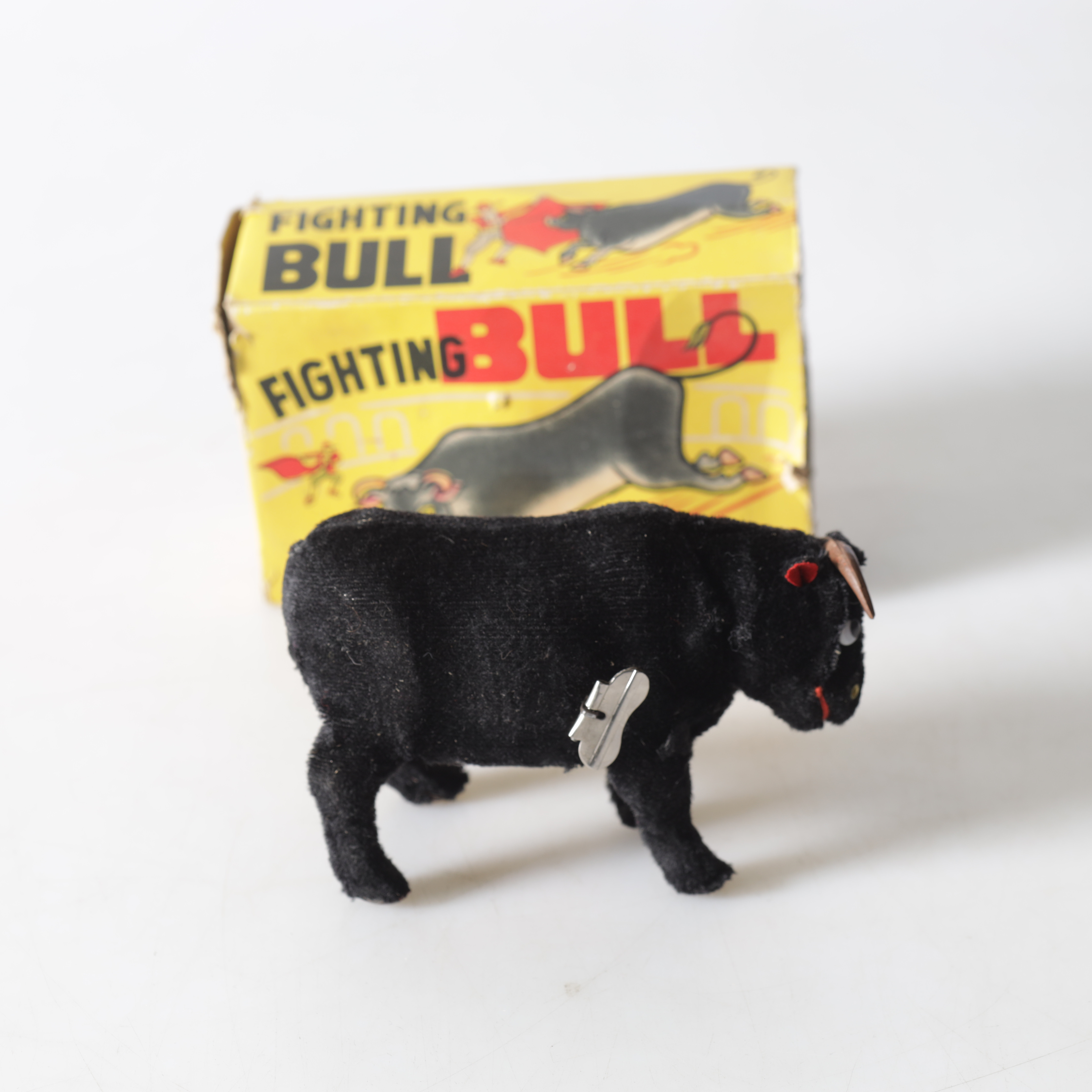 LEKSAK, "Fighting Bull", metall med textil, Alps, Japan, 1900-tal.