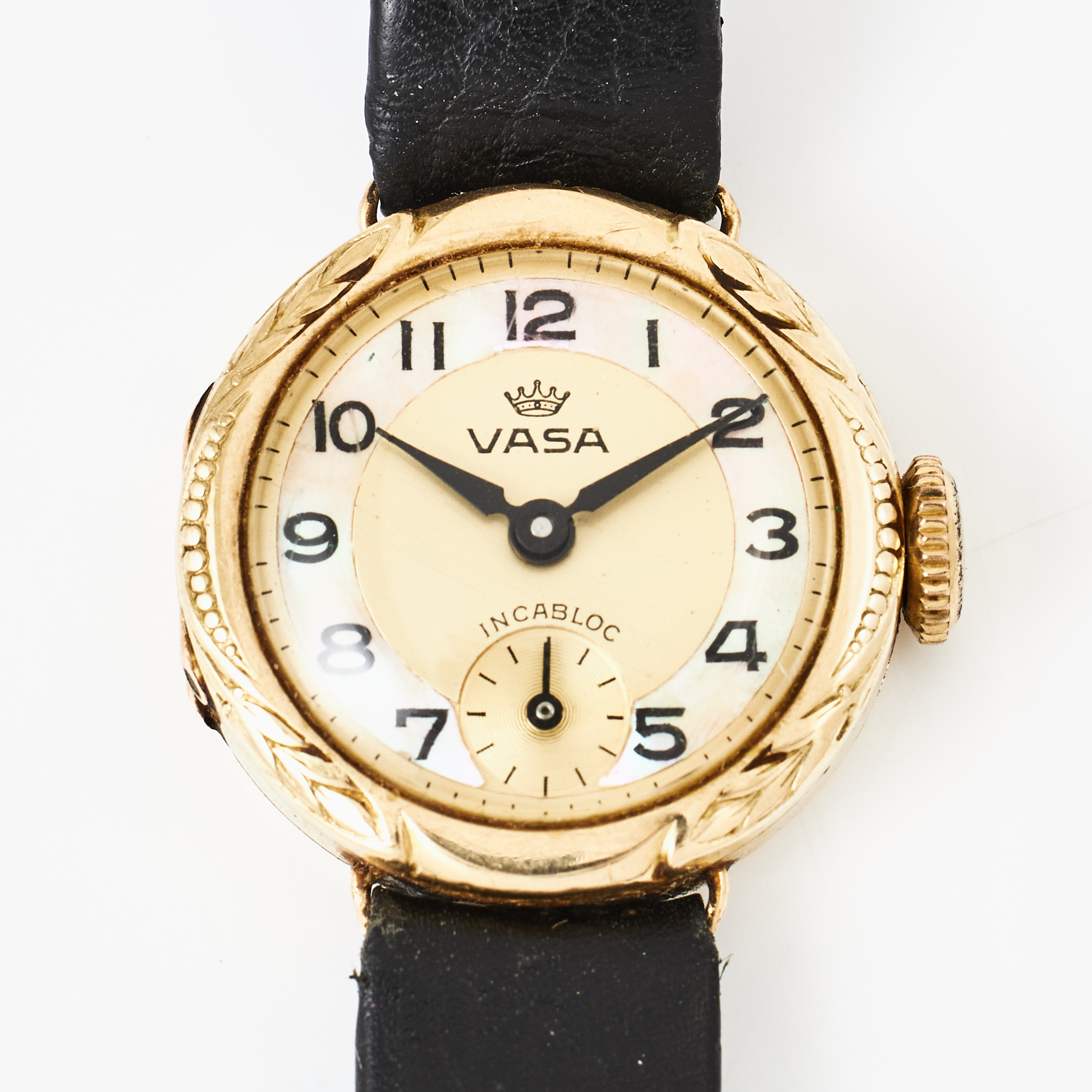 VASA, damarmbandsur, 14 k guld, 1900-talets första hälft, plexiglas, urtavla delvis i pärlemor med arabiska siffror, svart armband i läder.