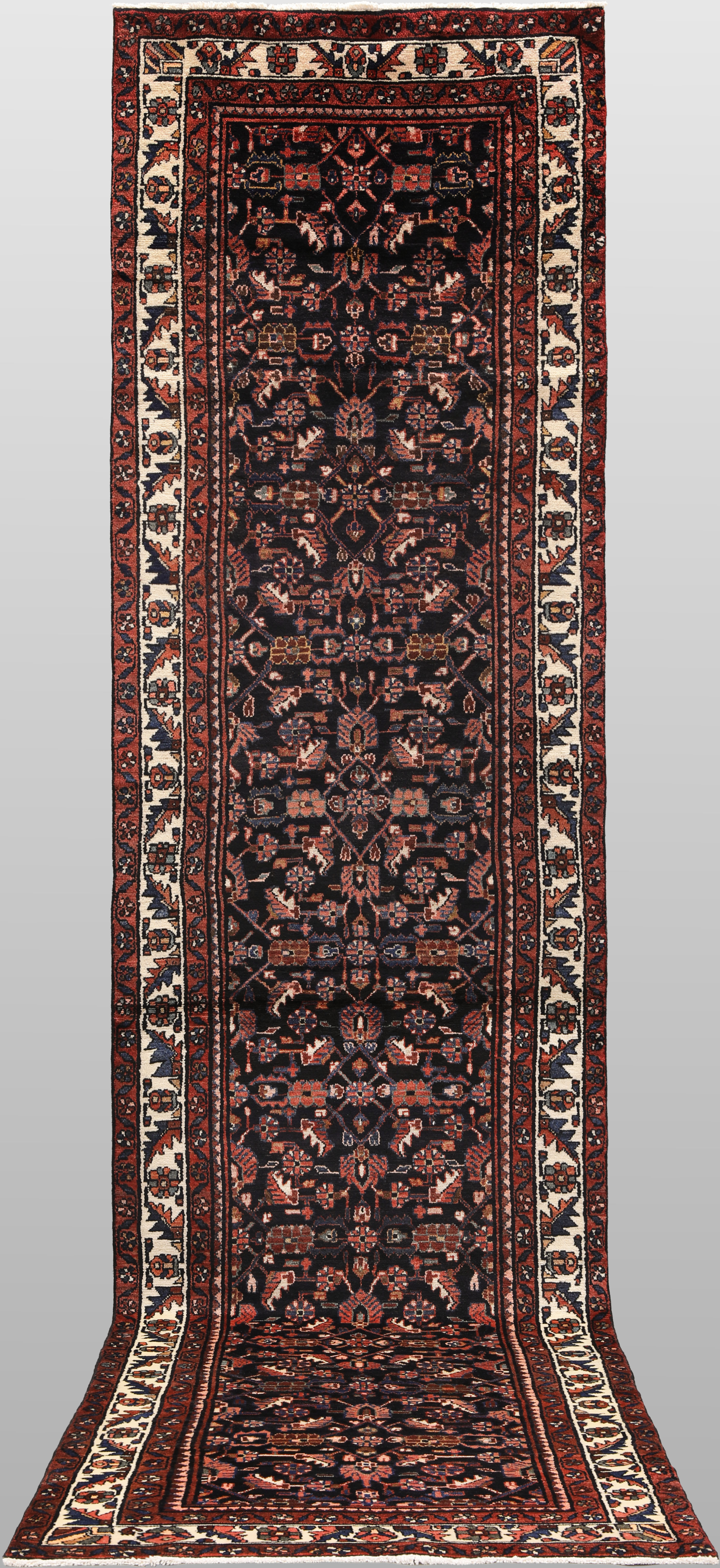 ORIENTMATTA. Hamadan gallerimodell, 415 x 95 cm.