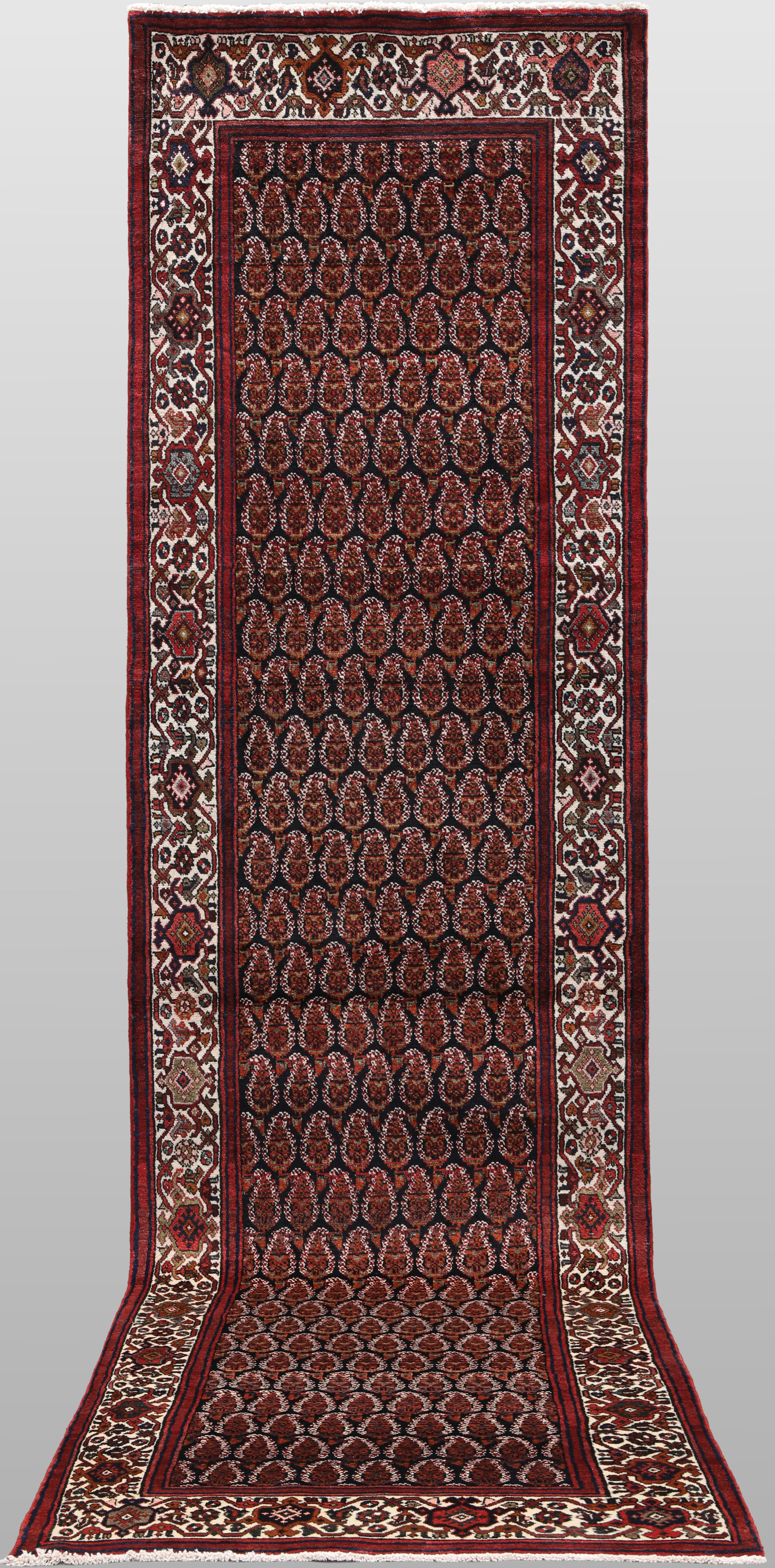 ORIENTMATTA. Hamadan gallerimodell, 430 x 106 cm.