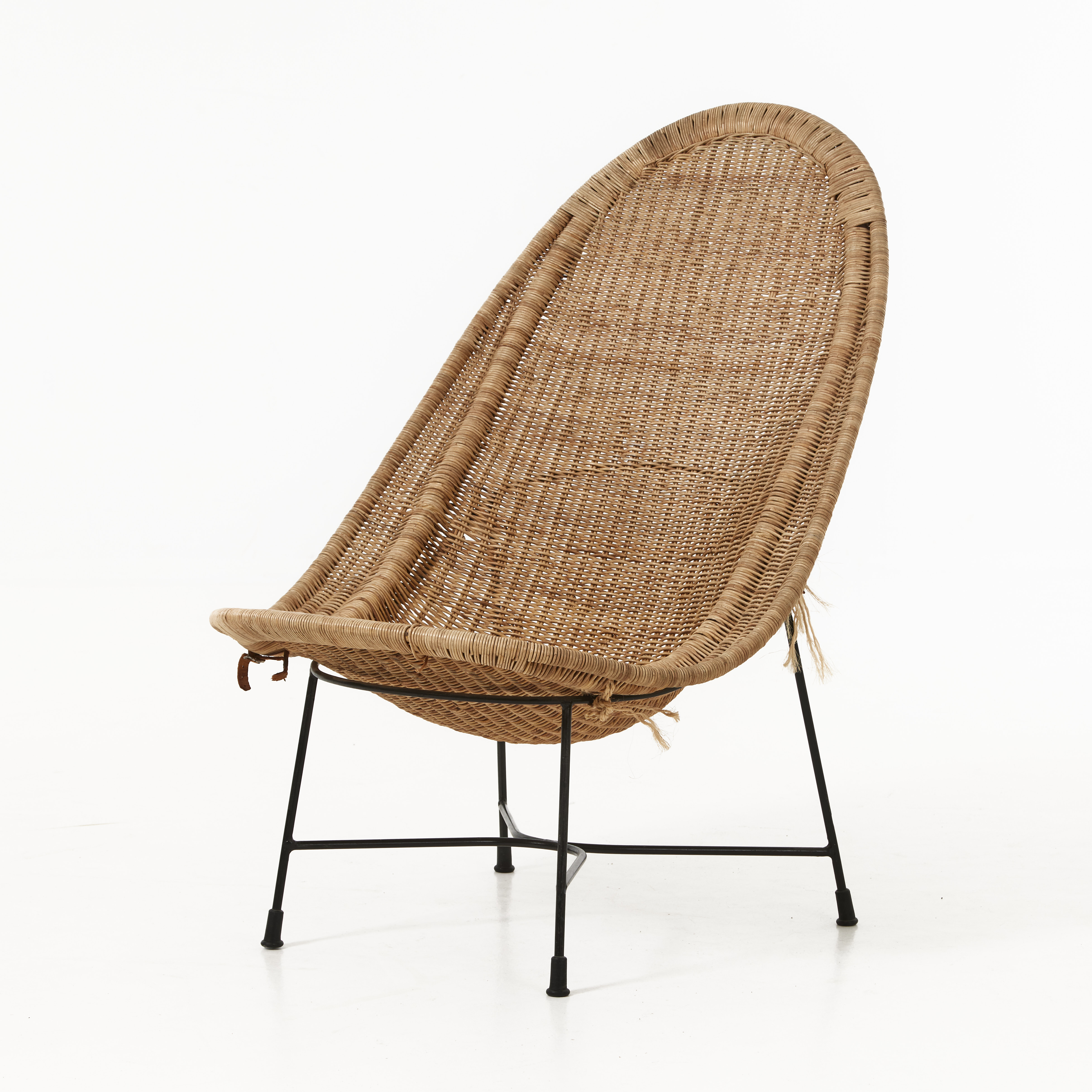 KERSTIN HÖRLIN-HOLMQUIST (1925–1997). Fåtölj "Stora Kraal", ur Nordiska Kompaniets Triva-serie, formgiven 1952, sittdel i rotting, benställning i svartlackerat smidesjärn.