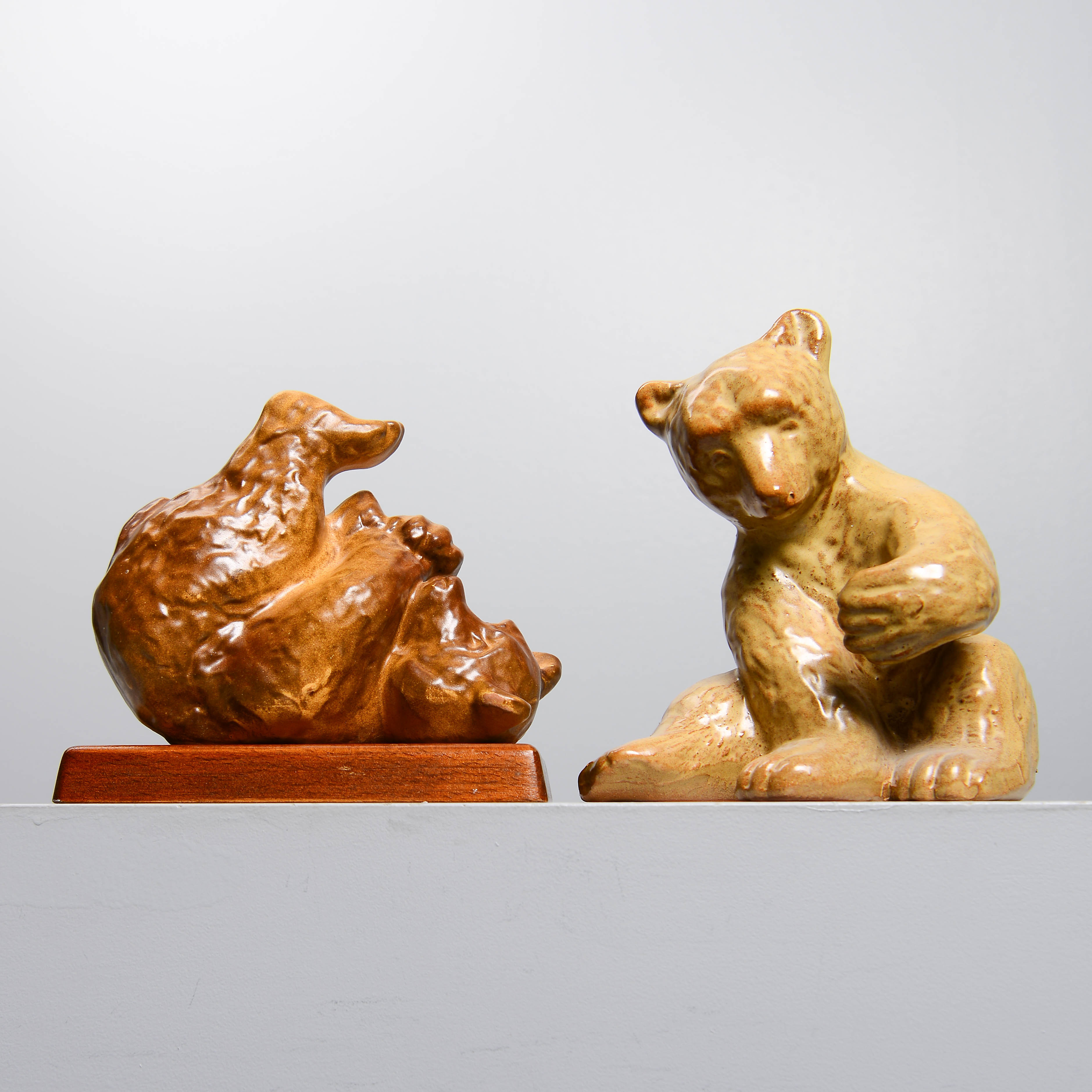 VICKE LINDSTRAND. "Björnlek", Upsala Ekeby, 1944-52.