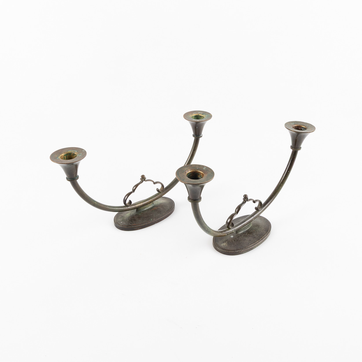 JUST ANDERSEN. Ljusstakar, ett par, bronspatinerad metall, 1930-tal.