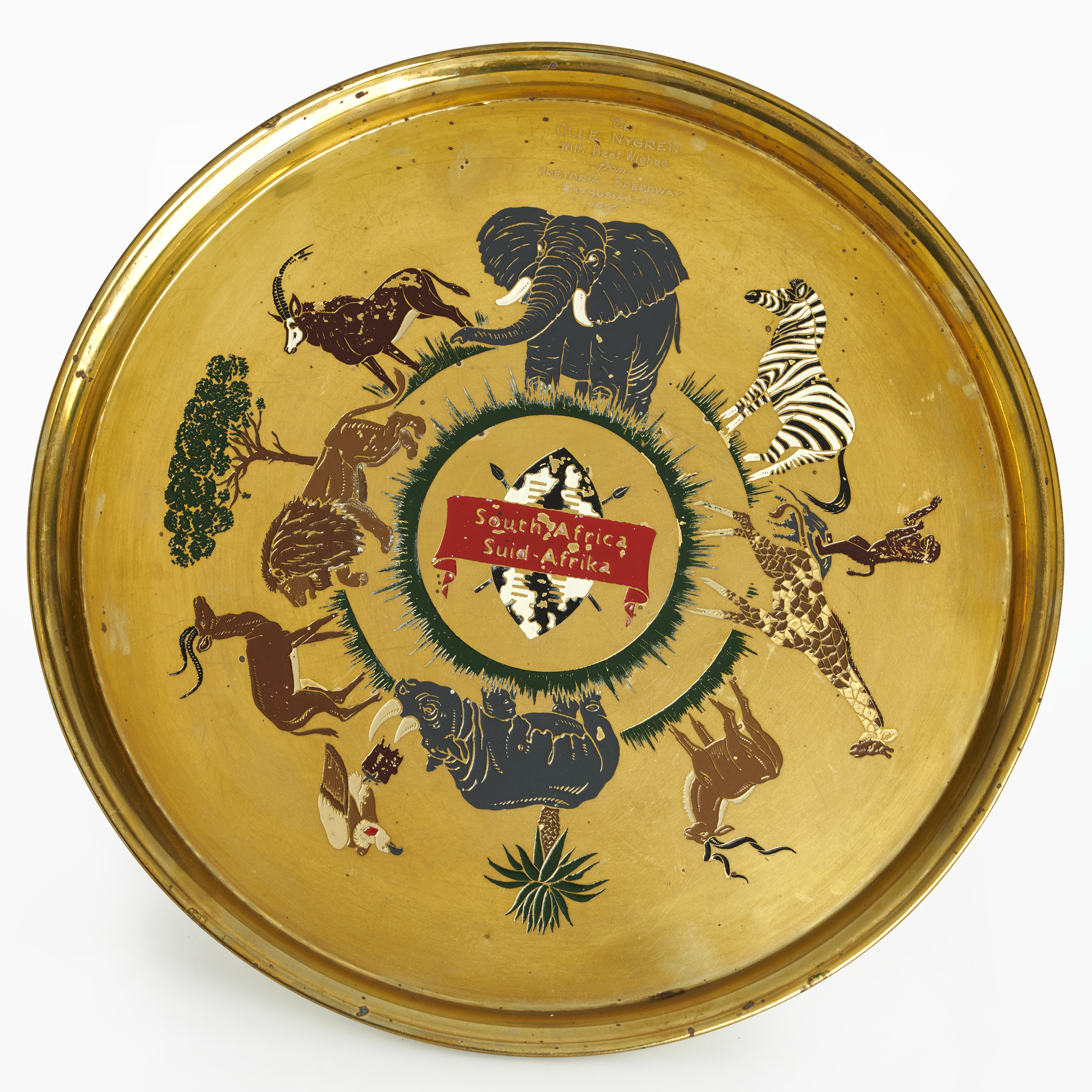 BRICKA, till Olle Nygren från Pretoria Speedway Enthusiasts 1955, Sydafrika, mässing med emaljerad reliefdekor.