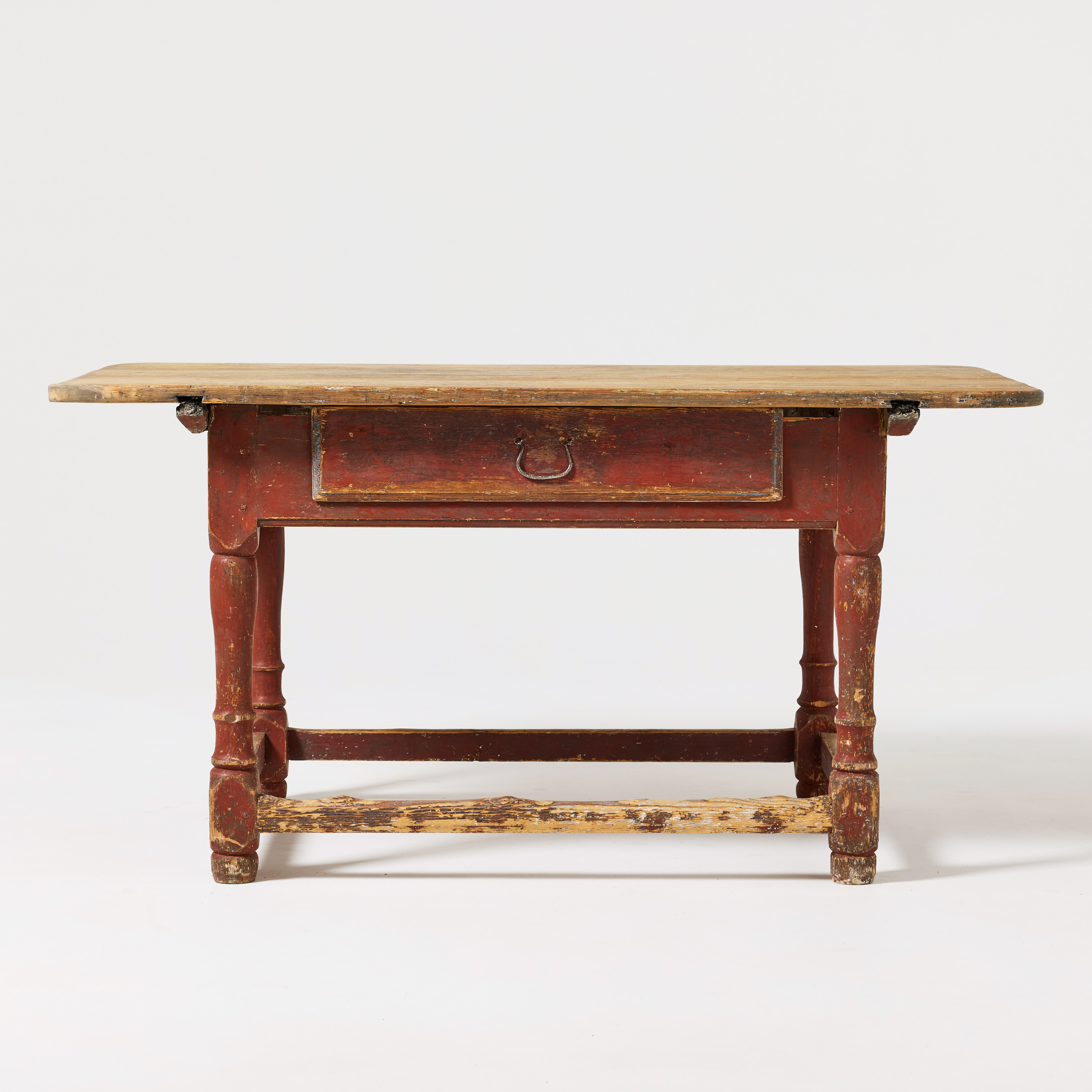 BORD, Jämtland 1800-talets första kvartal, träskuren dekor, stomme i furu, framtagen originalfärg i engelskt rött.