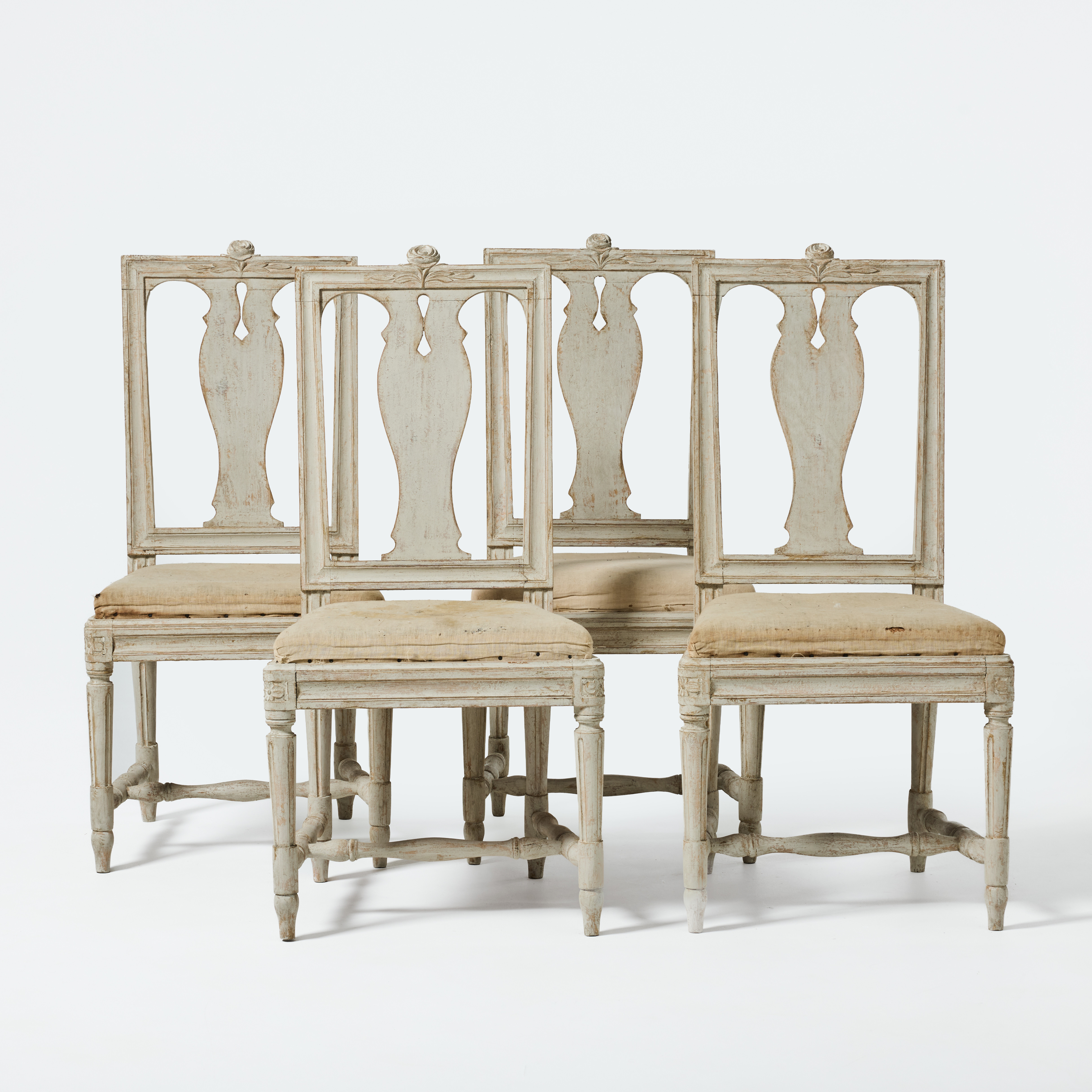 MATSALSSTOLAR, fyra stycken, höggustavianska stockholmsarbeten, 1700-talets andra hälft, Melchior Lundberg d.ä.:s art, träskuren dekor.