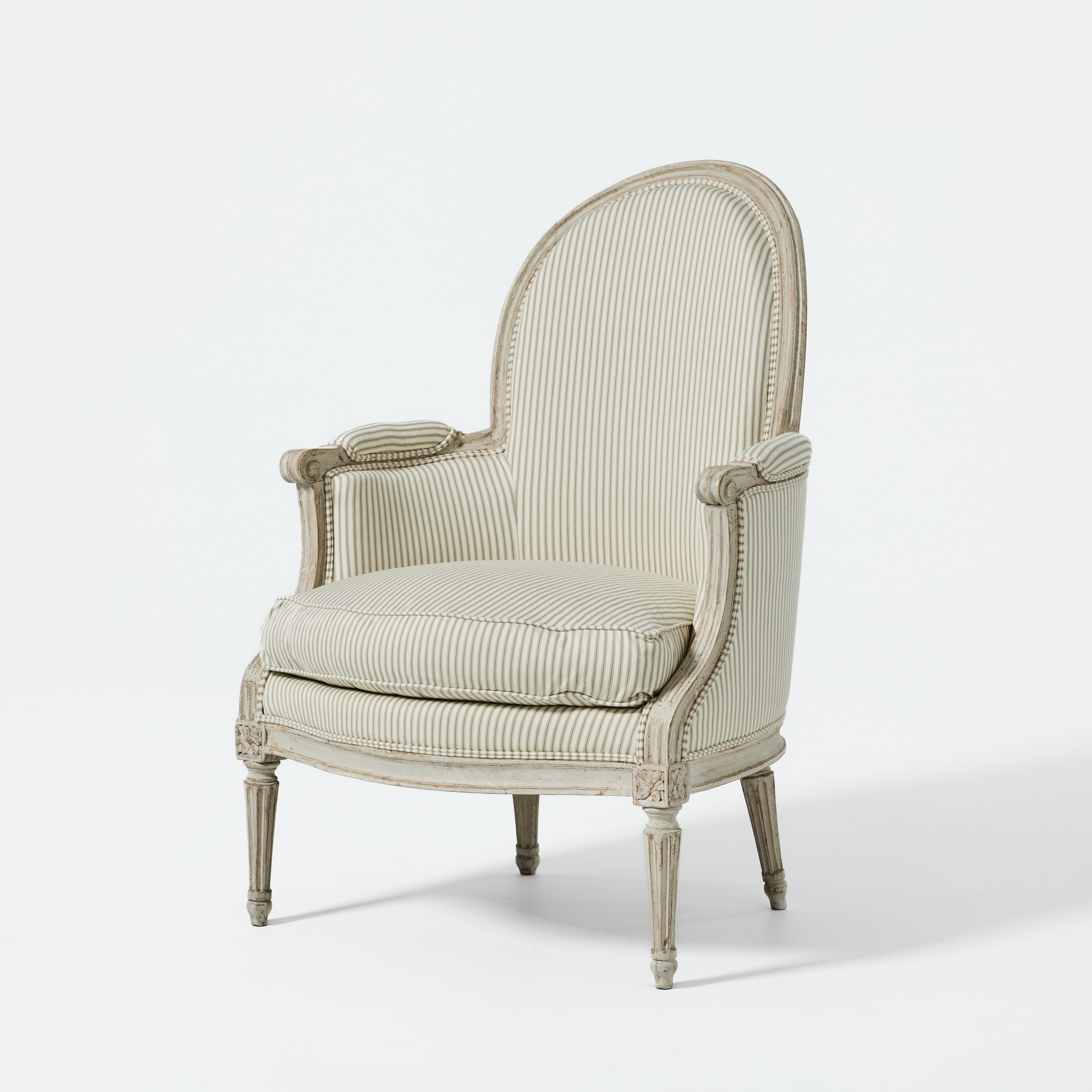 BERGERE, Louis XVI, Frankrike 1700-talets andra hälft, träskuren dekor i valnöt.