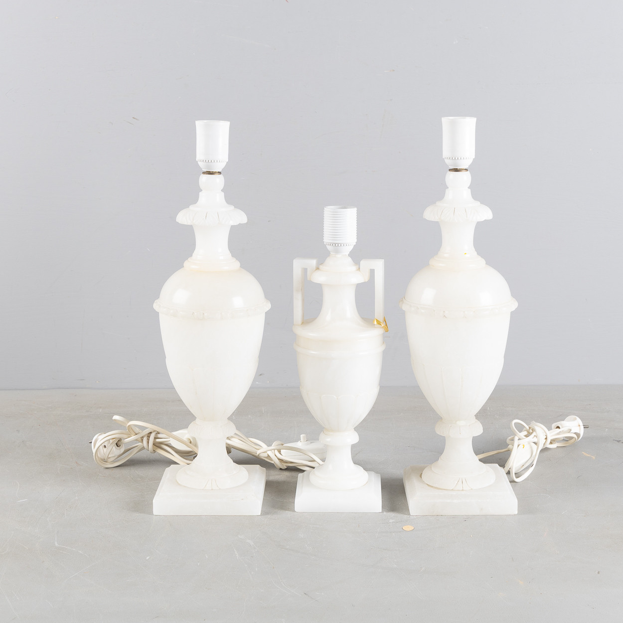BORDSLAMPOR, 3 stycken, alabaster, 1900-talets andra hälft.