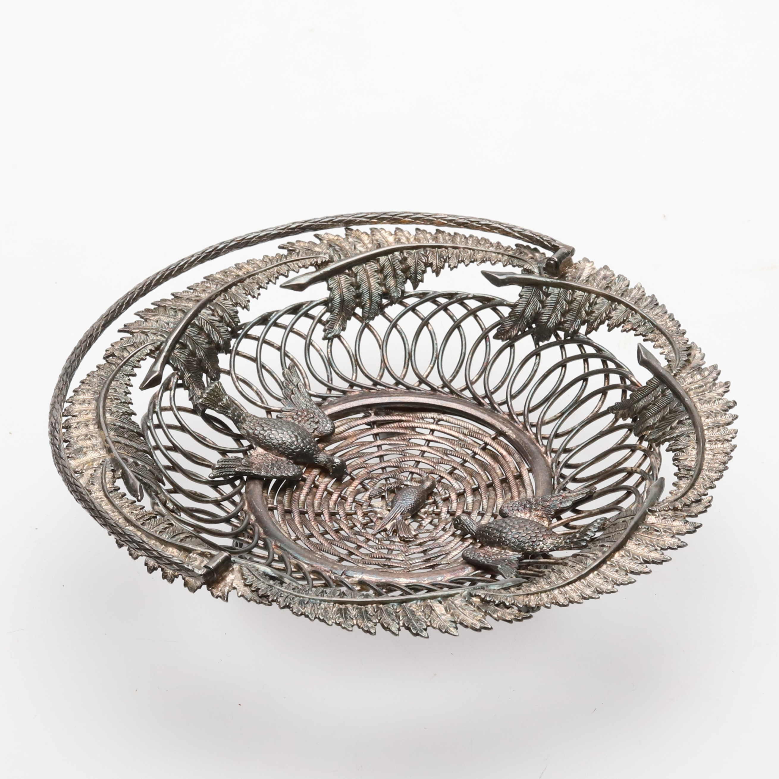 Korg av nysilver med genombruten dekor.