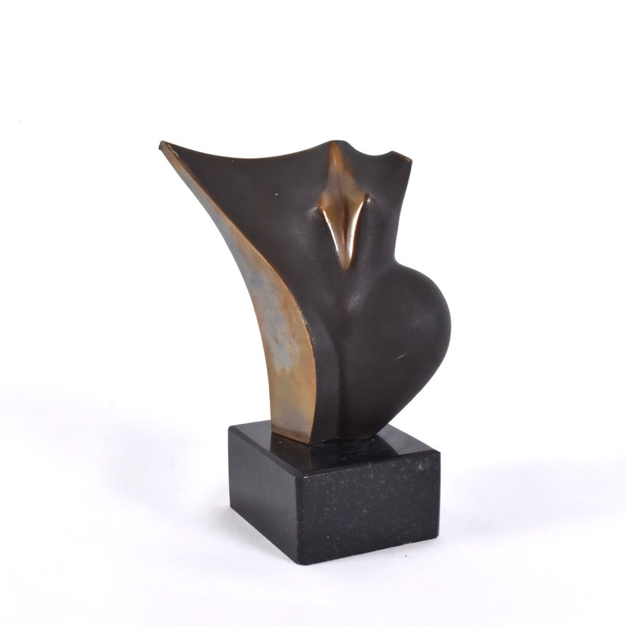 ALF EKBERG. skulptur, delvis blankpolerad mässing på diabassockel, kvinnotorso.