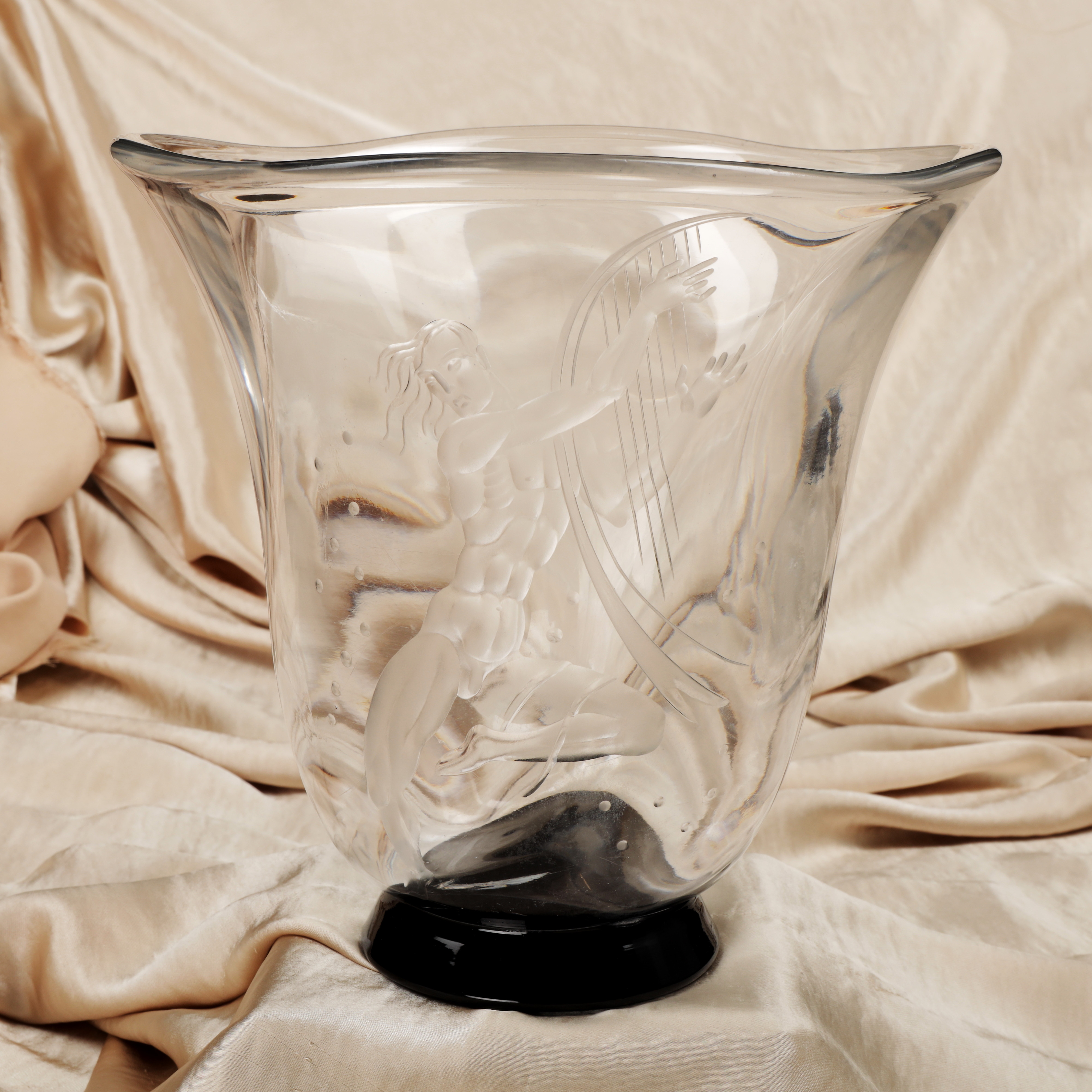 VICKE LINDSTRAND. Vas, glas, slipad dekor av figur med harpa, Orrefors, signerad, 1930-tal.