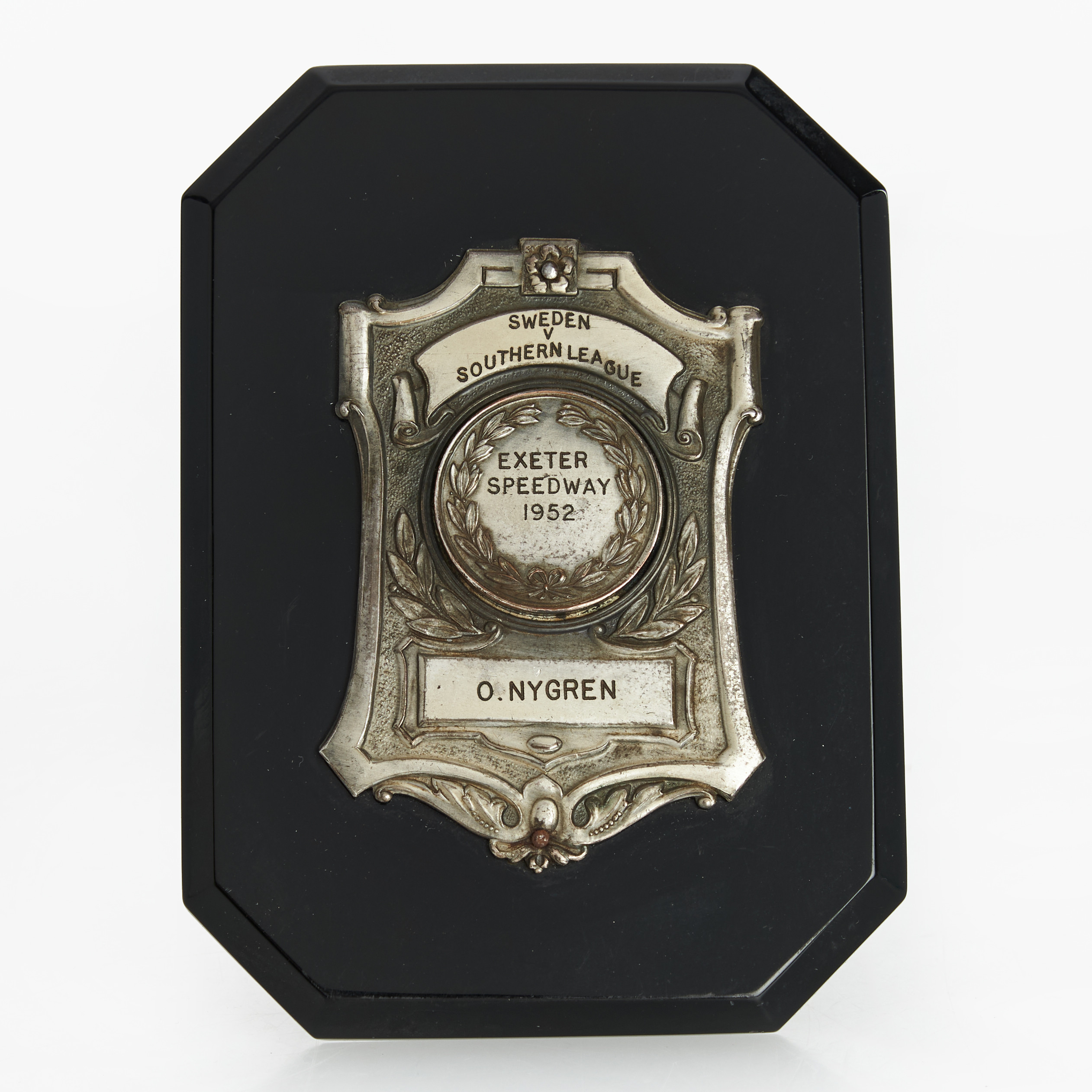 PLAKETT / EMBLEM, O. ("Varg-Olle") Nygren, Exeter Speedway 1952, Sweden V Southern League, metall och bakelit.