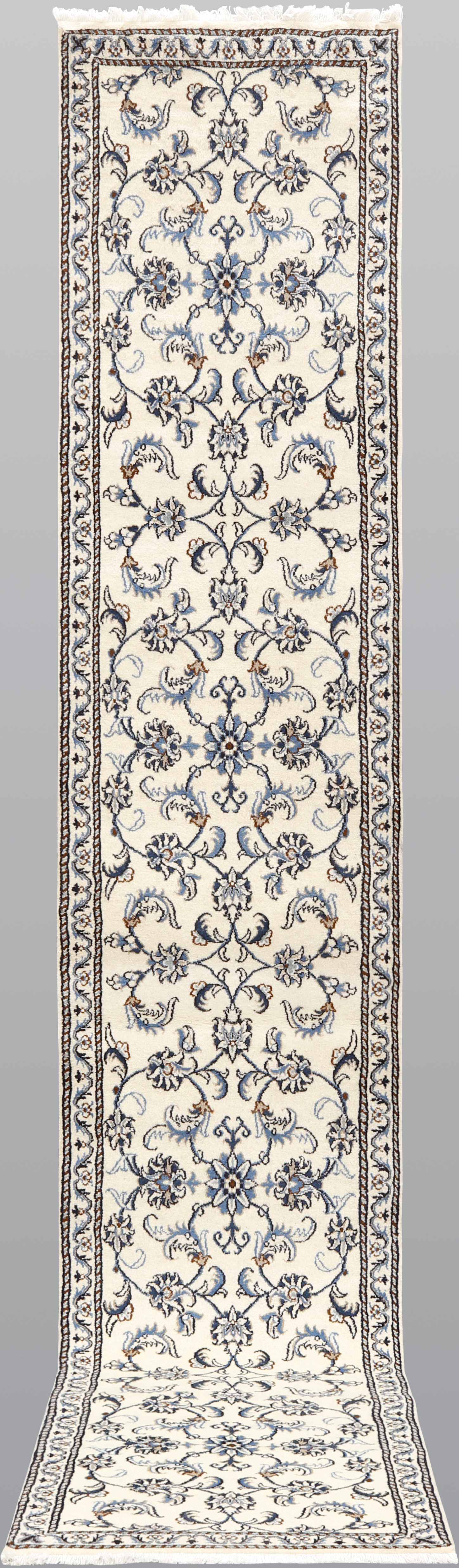 ORIENTMATTA. Nain gallerimodell, 413 x 74 cm.