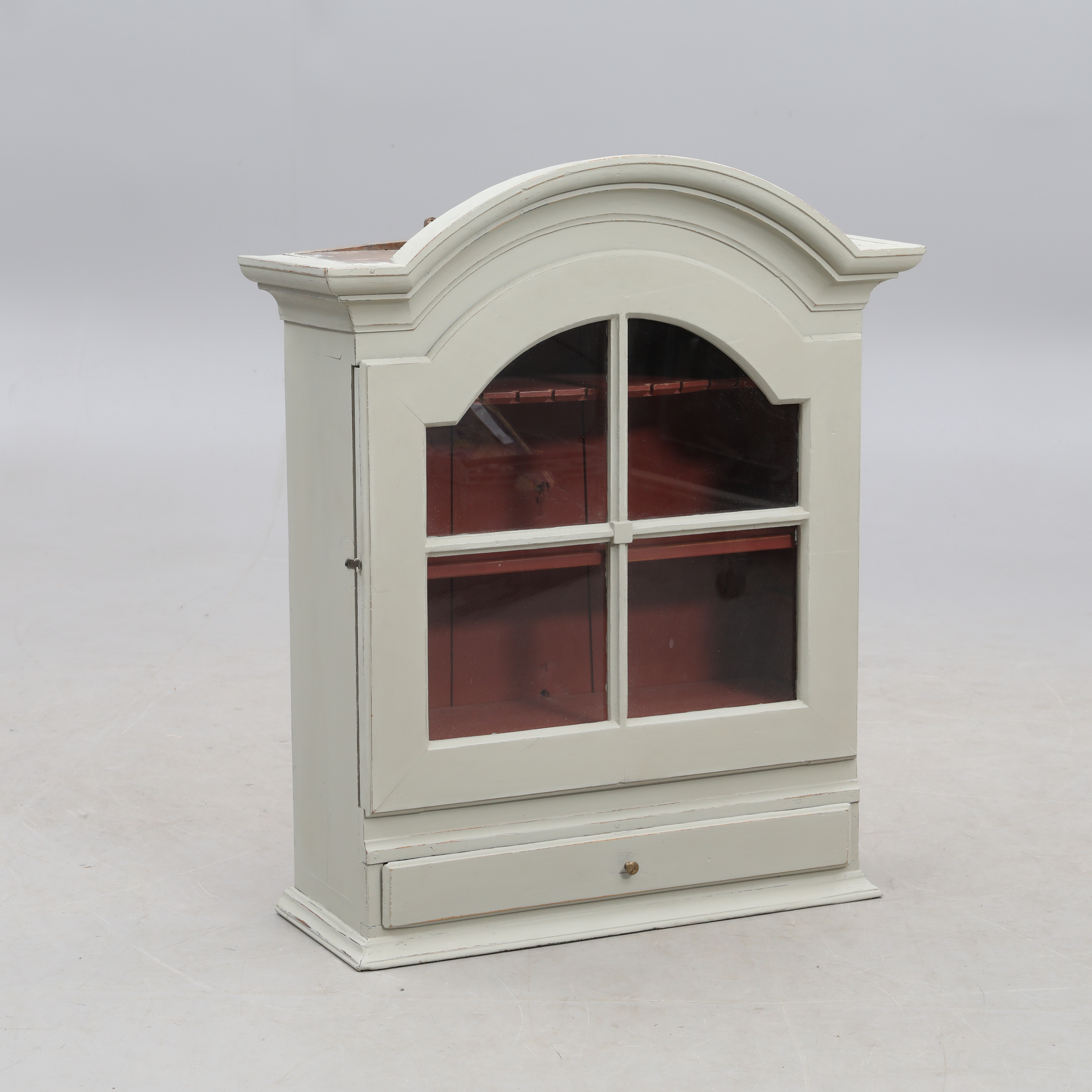 HÄNGSKÅP med vitrin, 1800-talets andra hälft.