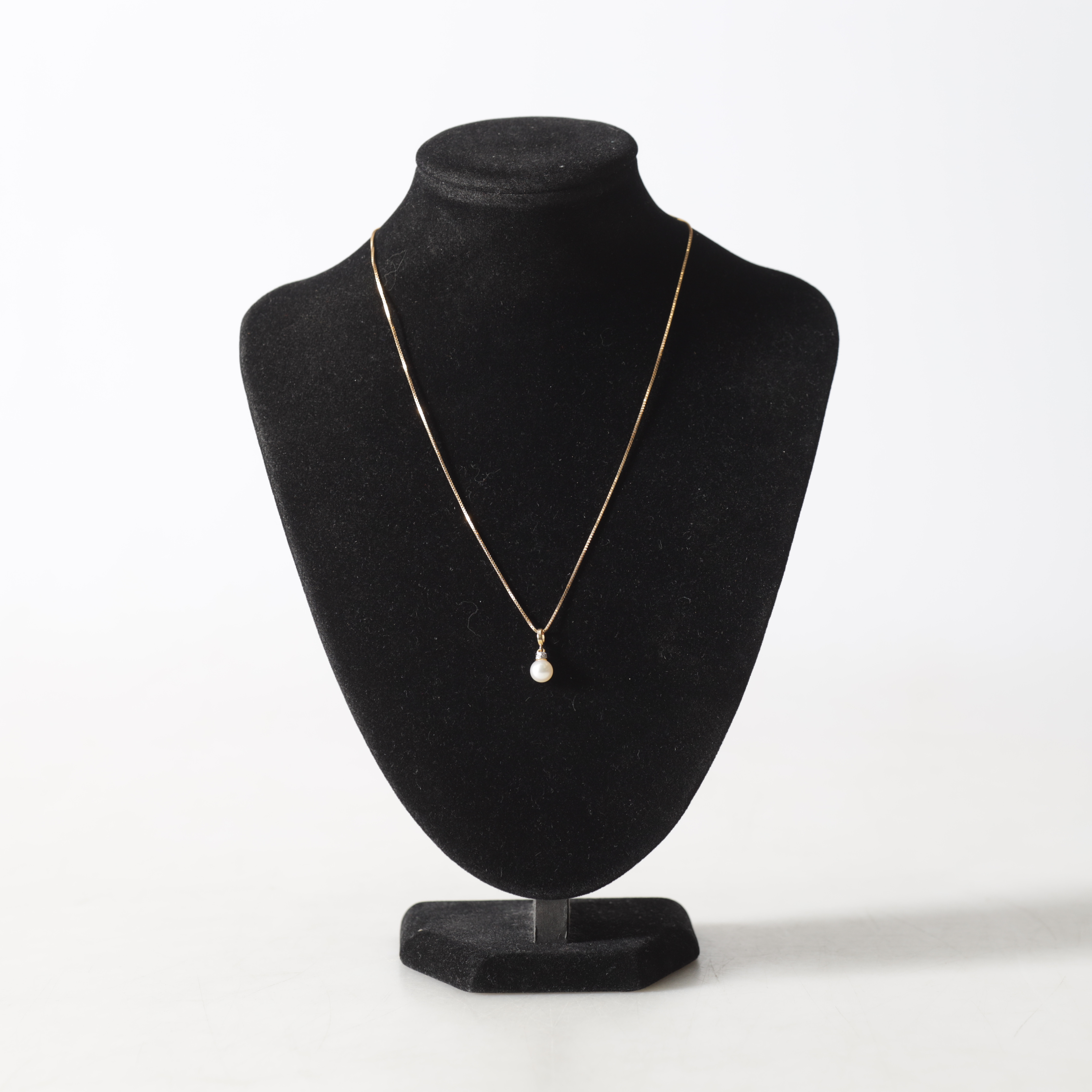 COLLIER, med hänge, 18K guld & pärla. Totalvikt ca.