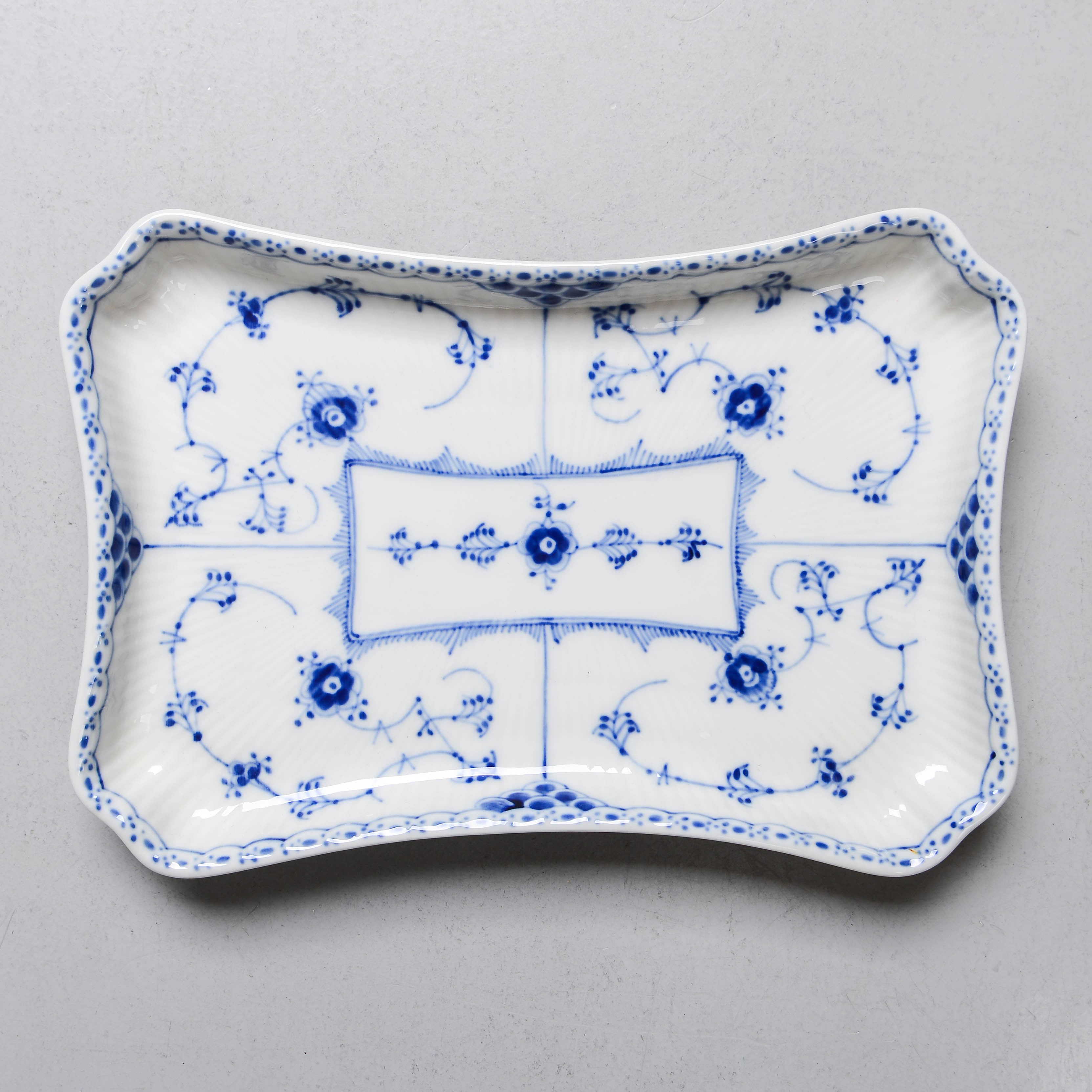 MUSSELMALET, fat, nr. 716, halvblond, Royal Copenhagen, Danmark.