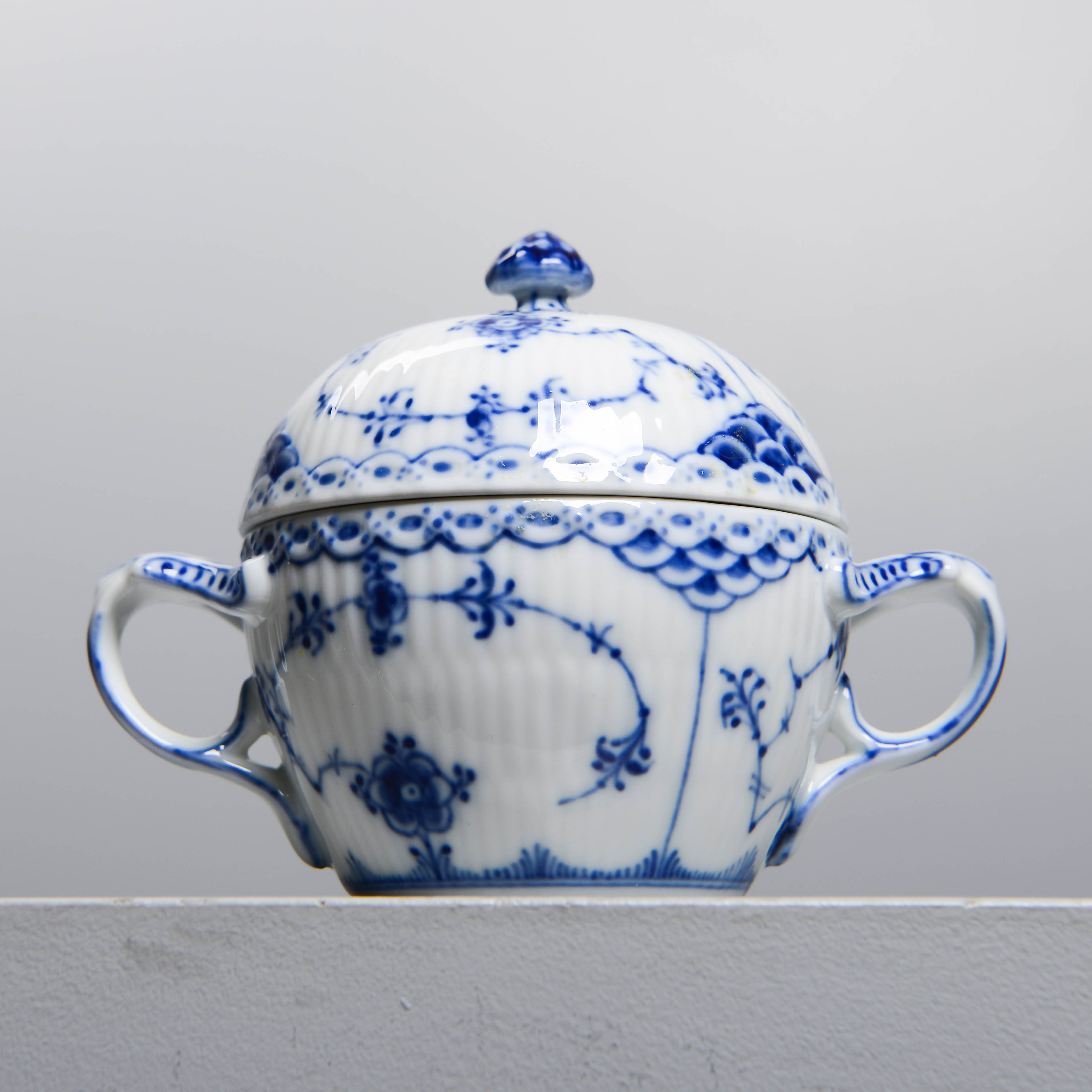 MUSSELMALET, sockerskål, nr. 691, halvblond, Royal Copenhagen, Danmark.