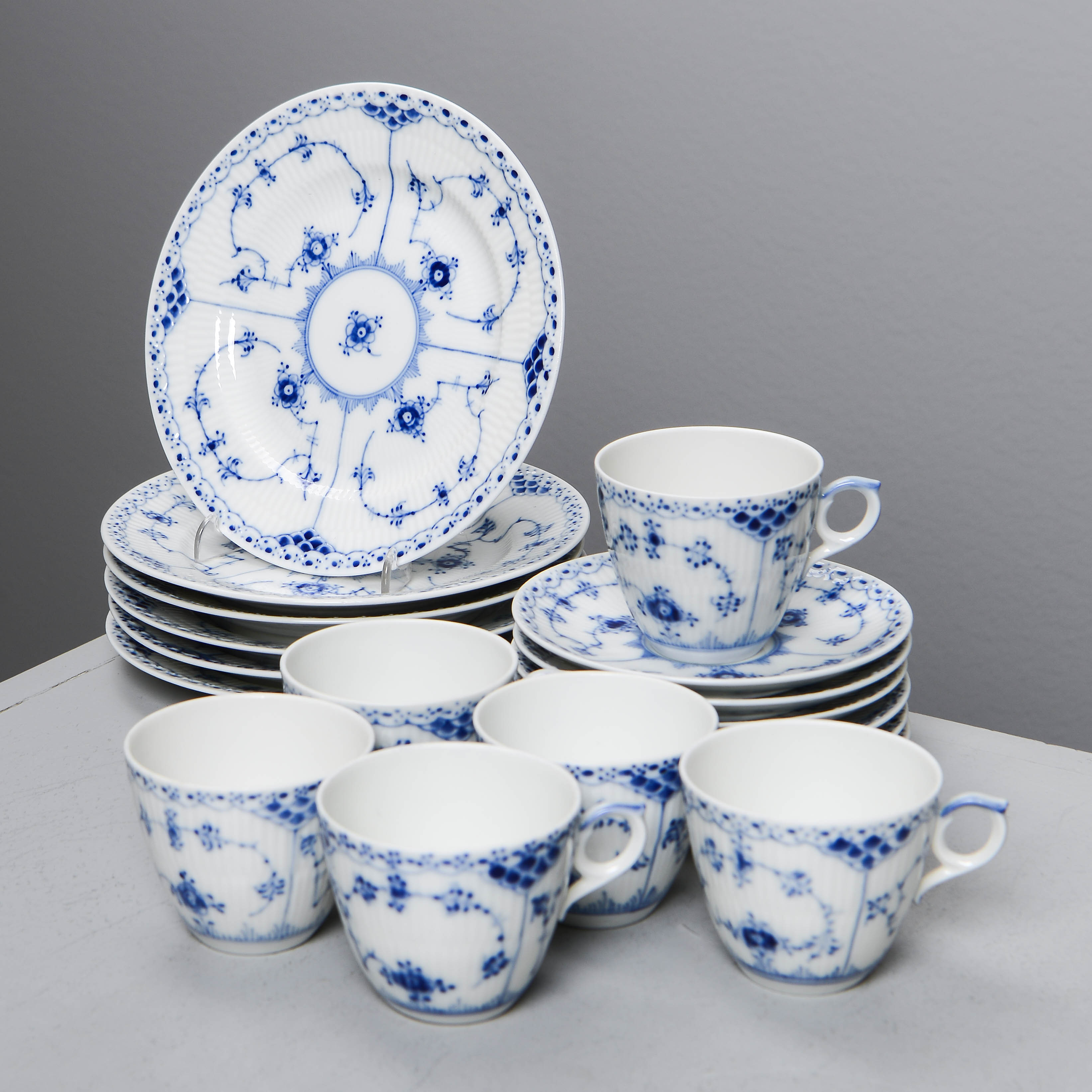 MUSSELMALET, Kaffeservis för 6 personer, nr. 719 & 574, halvblond, Royal Copenhagen, Danmark (12 delar).