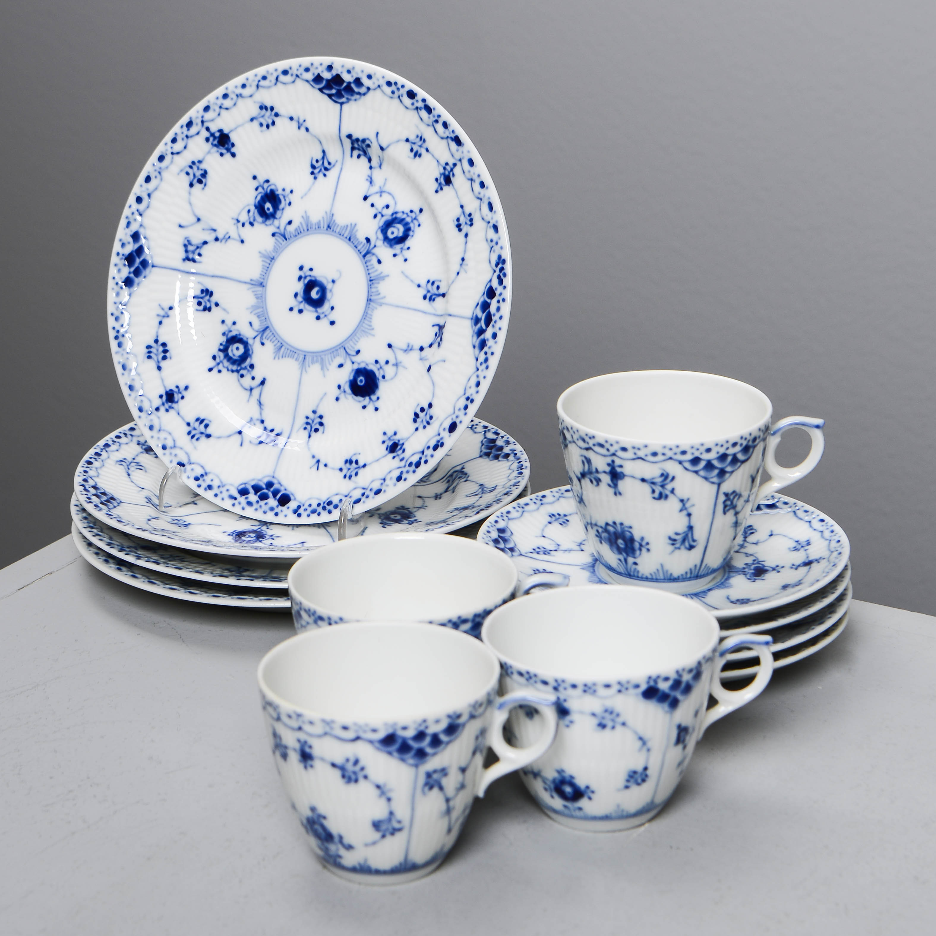 MUSSELMALET, Kaffeservis för 4 personer, nr. 719 & 574, halvblond, Royal Copenhagen, Danmark (8 delar).