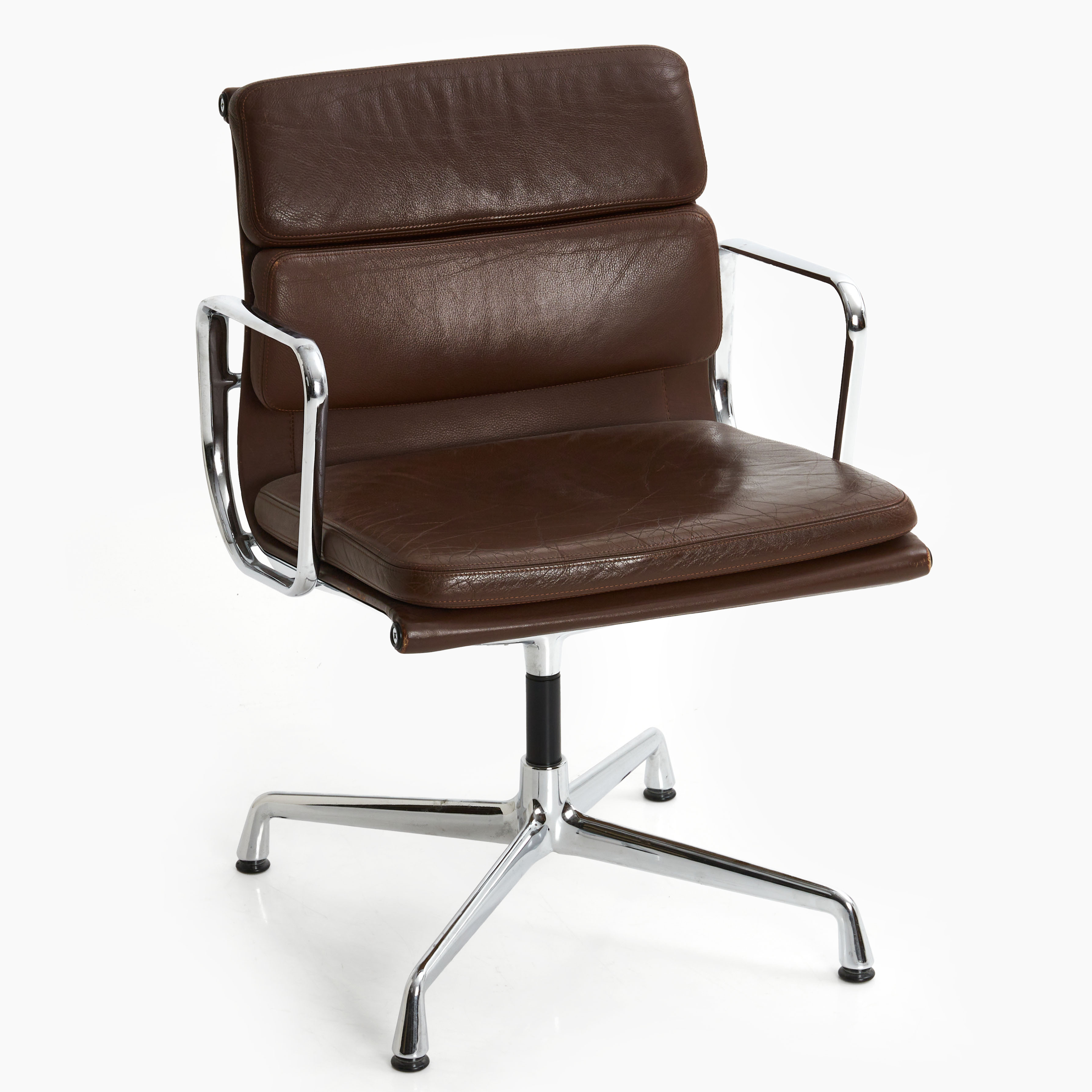 CHARLES & RAY EAMES (1907-1978/1912-1988). Karmstol, brunt läder, vitra, snurrfunktion.