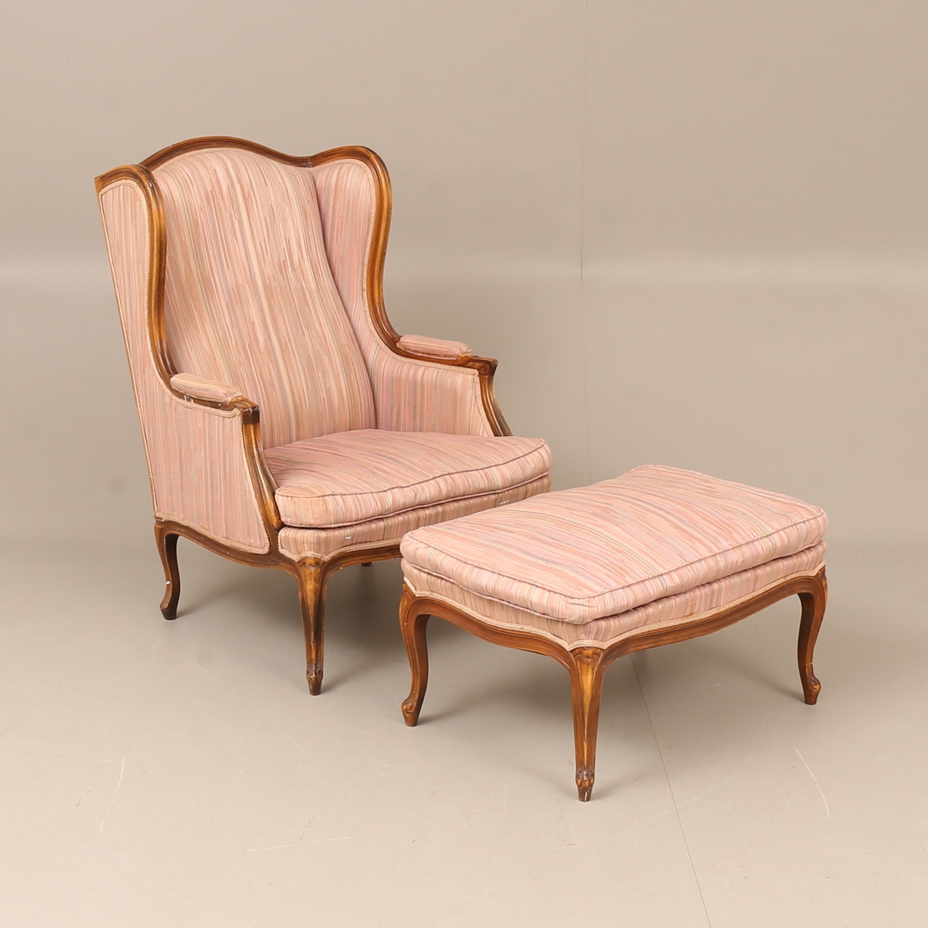 FÅTÖLJ med FOTPALL, öronlappsmodell, 1900-tal.